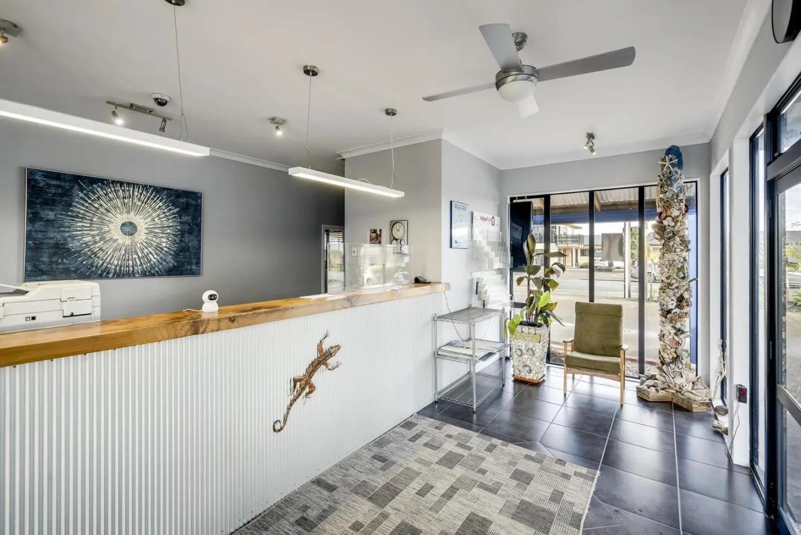 Lobby or reception in The Rocks Motel