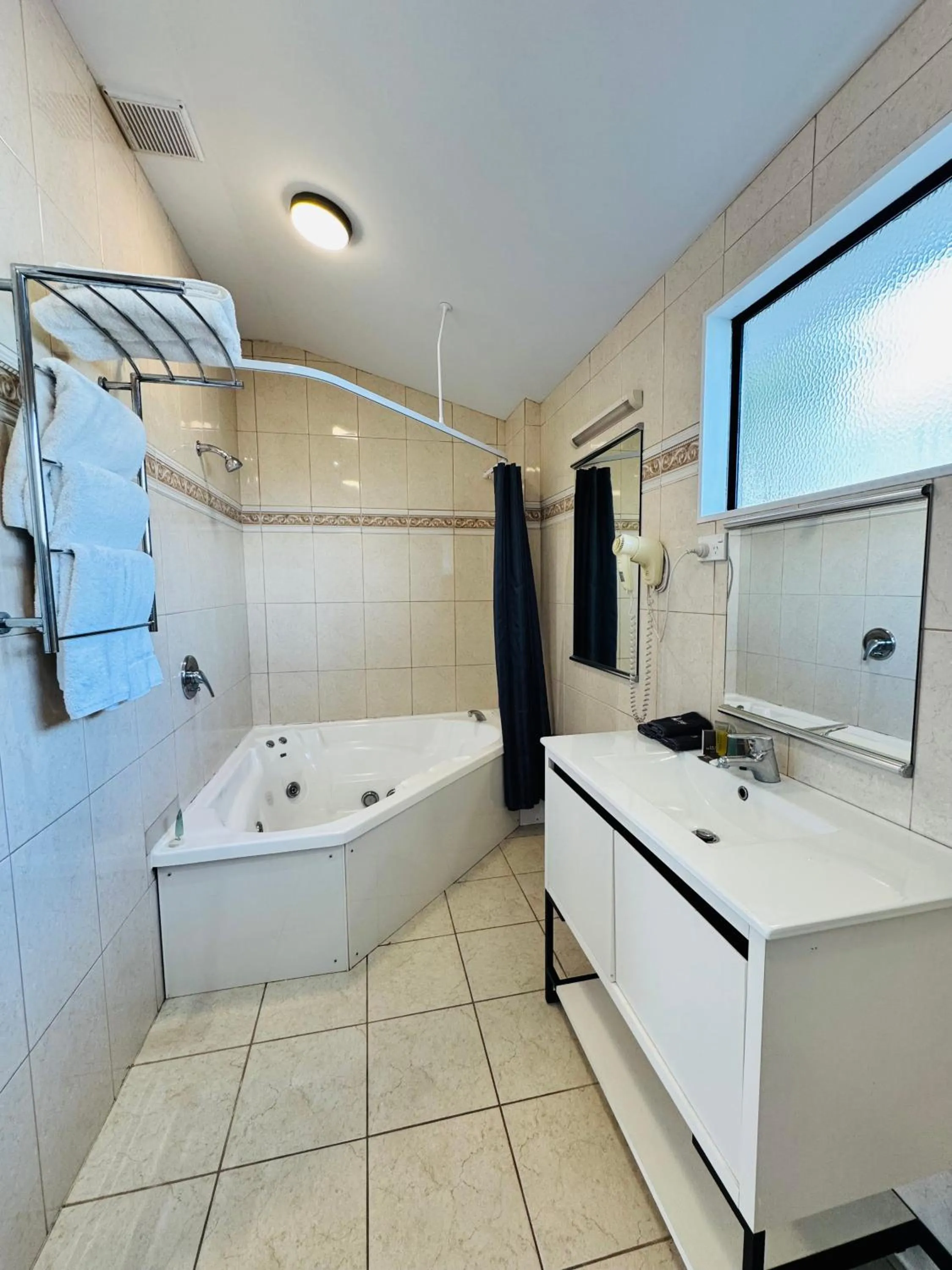 Bathroom in The Rocks Motel