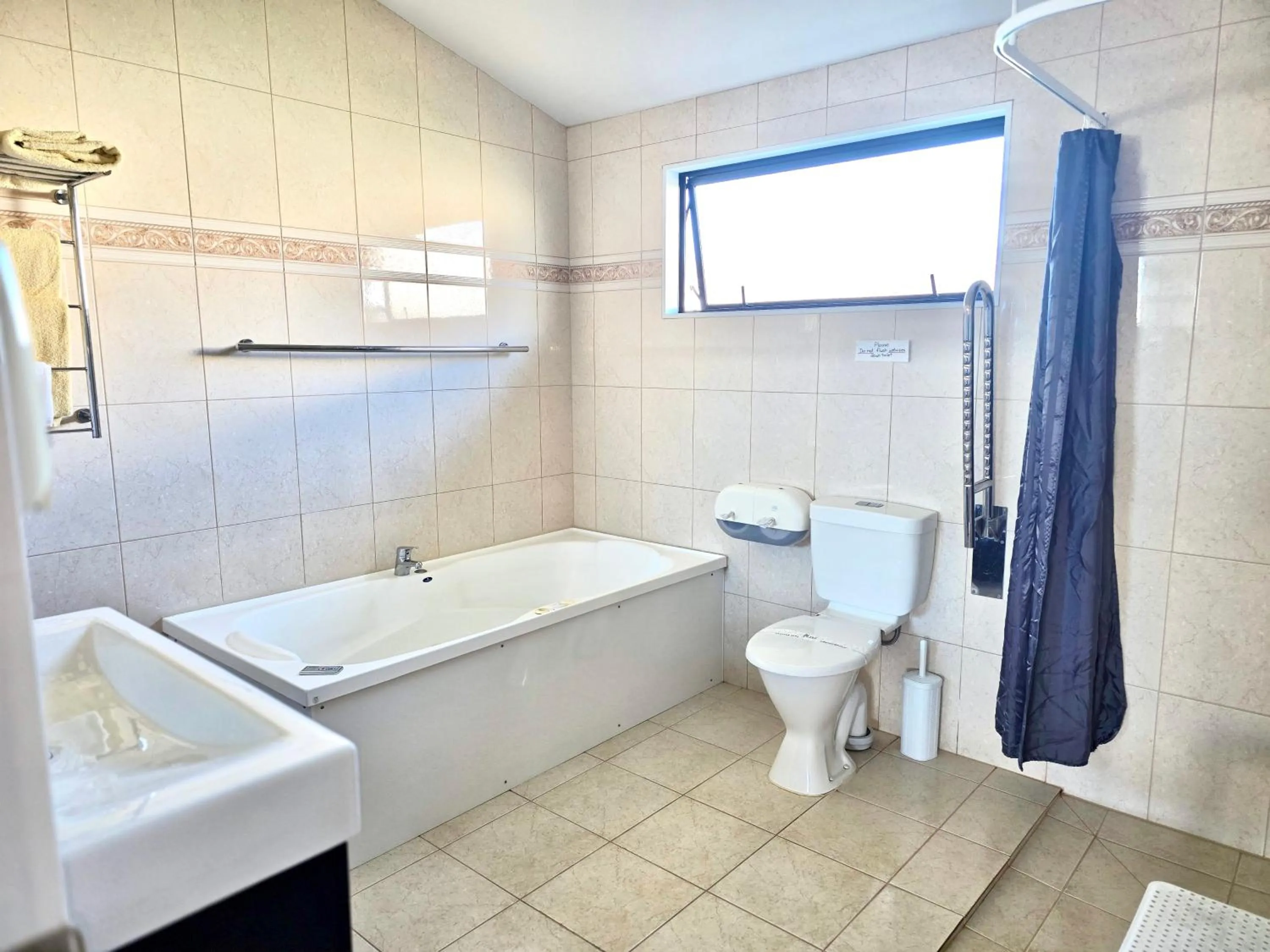 Bathroom in The Rocks Motel