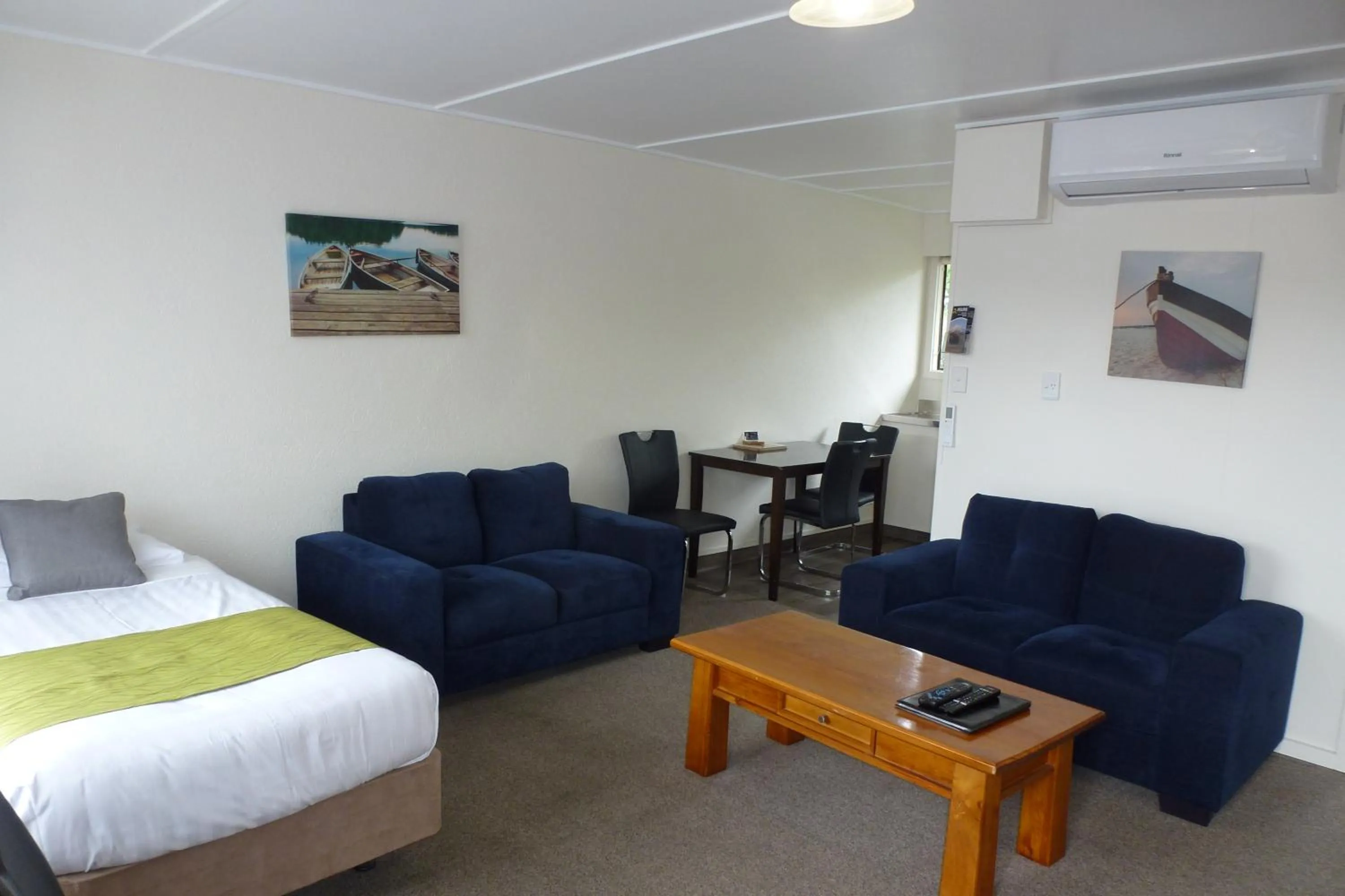 Living room, Bed in ASURE Adcroft Motel