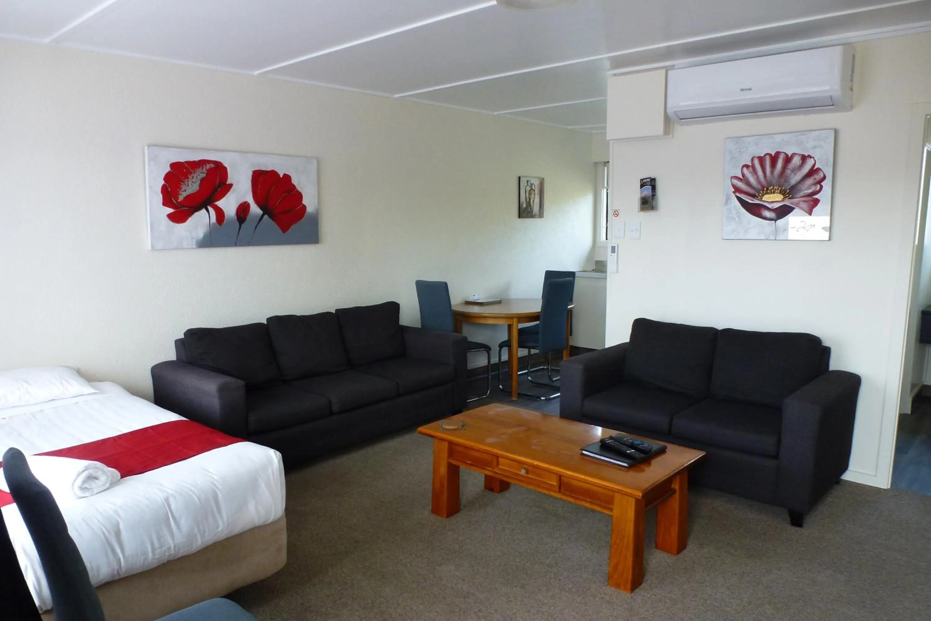 Living room, Bed in ASURE Adcroft Motel