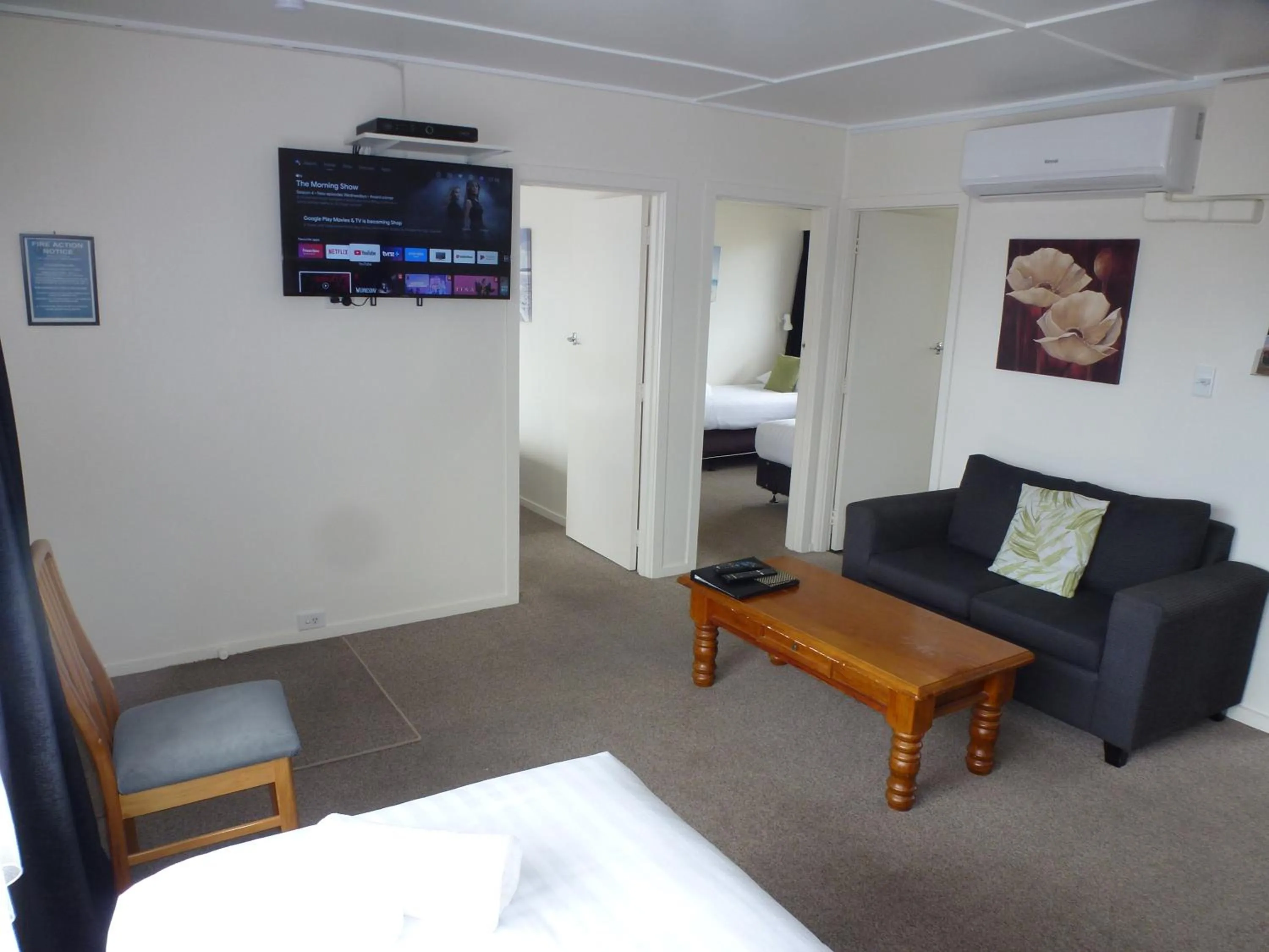 Living room, Bed in ASURE Adcroft Motel