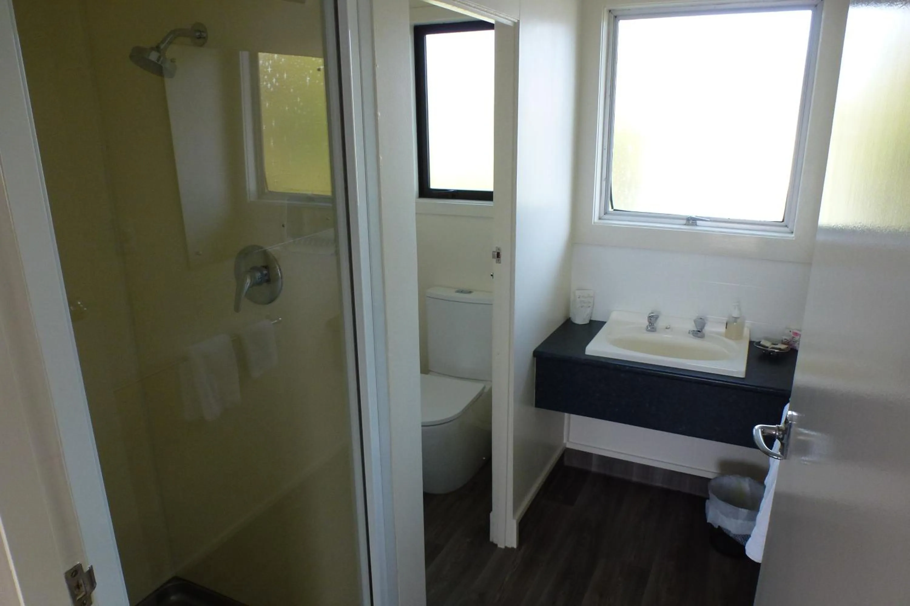 Bathroom, Bed in ASURE Adcroft Motel