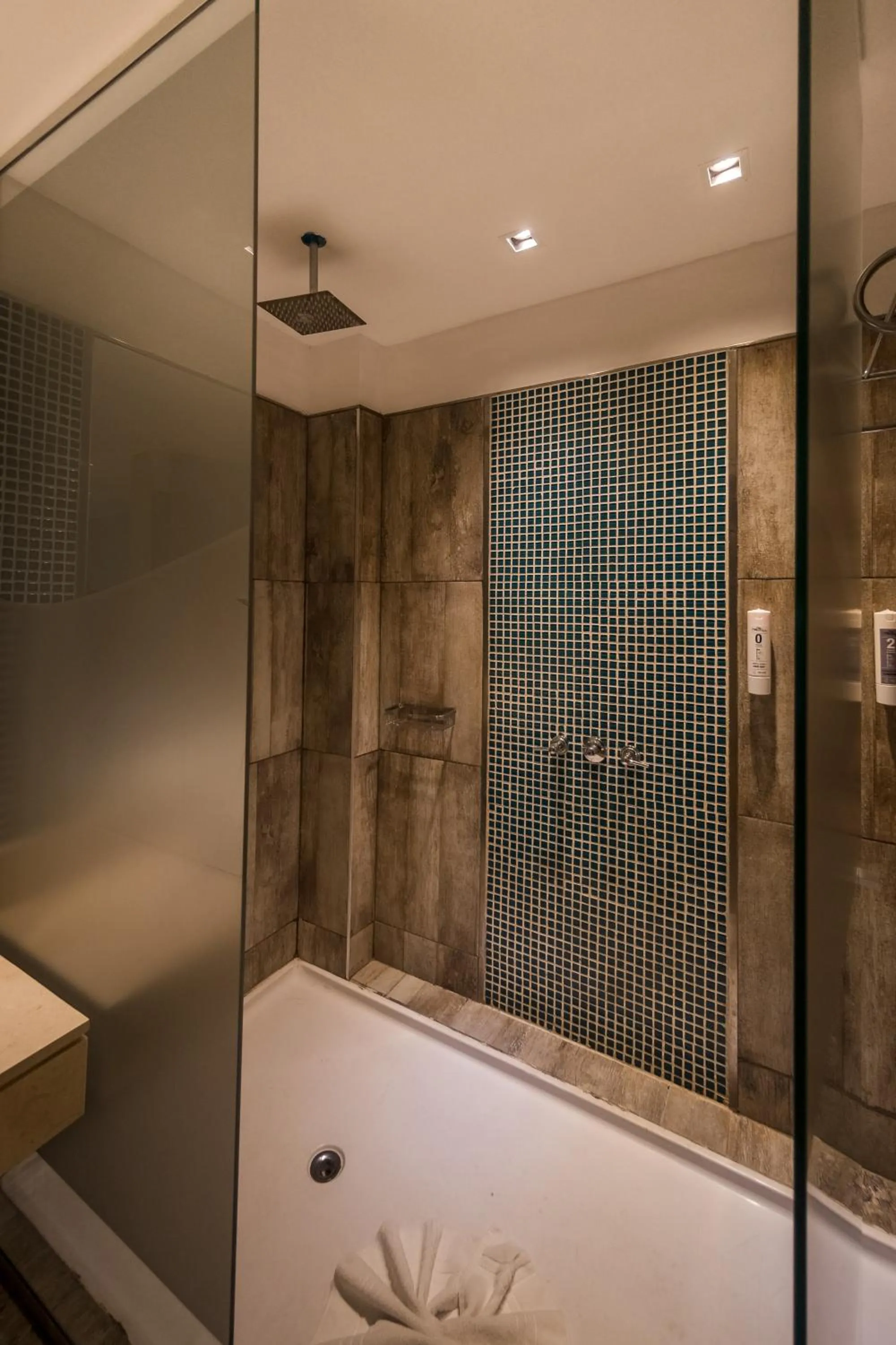 Shower in Eleton Resort & Spa