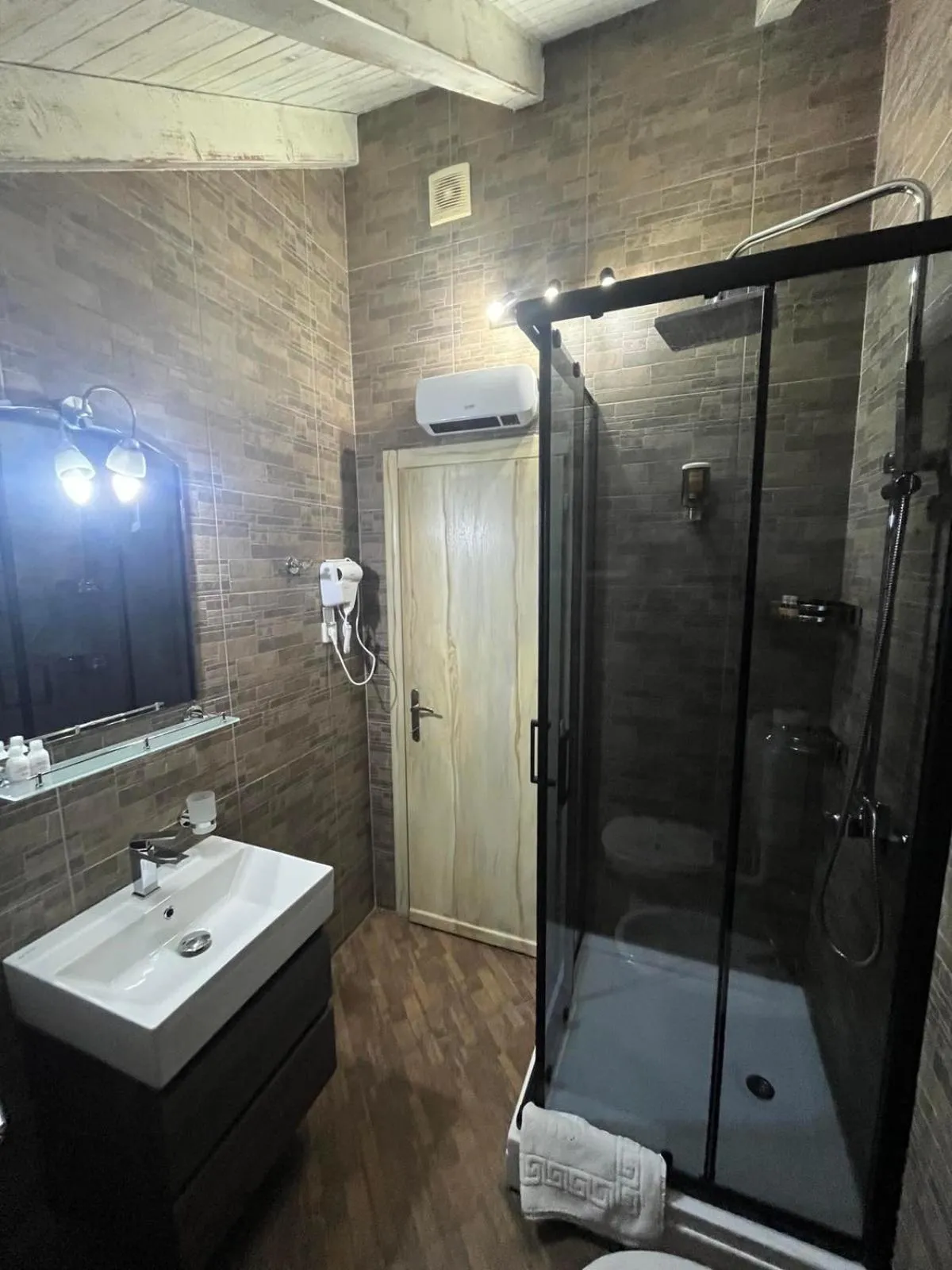 Shower in Apartments & rooms - TIANIS - Self check-in
