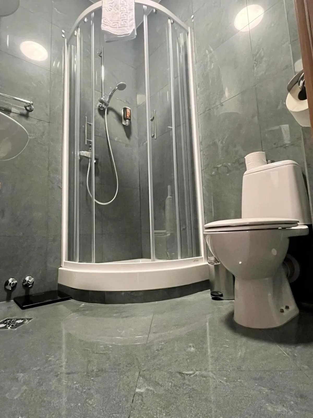 Shower in Apartments & rooms - TIANIS - Self check-in