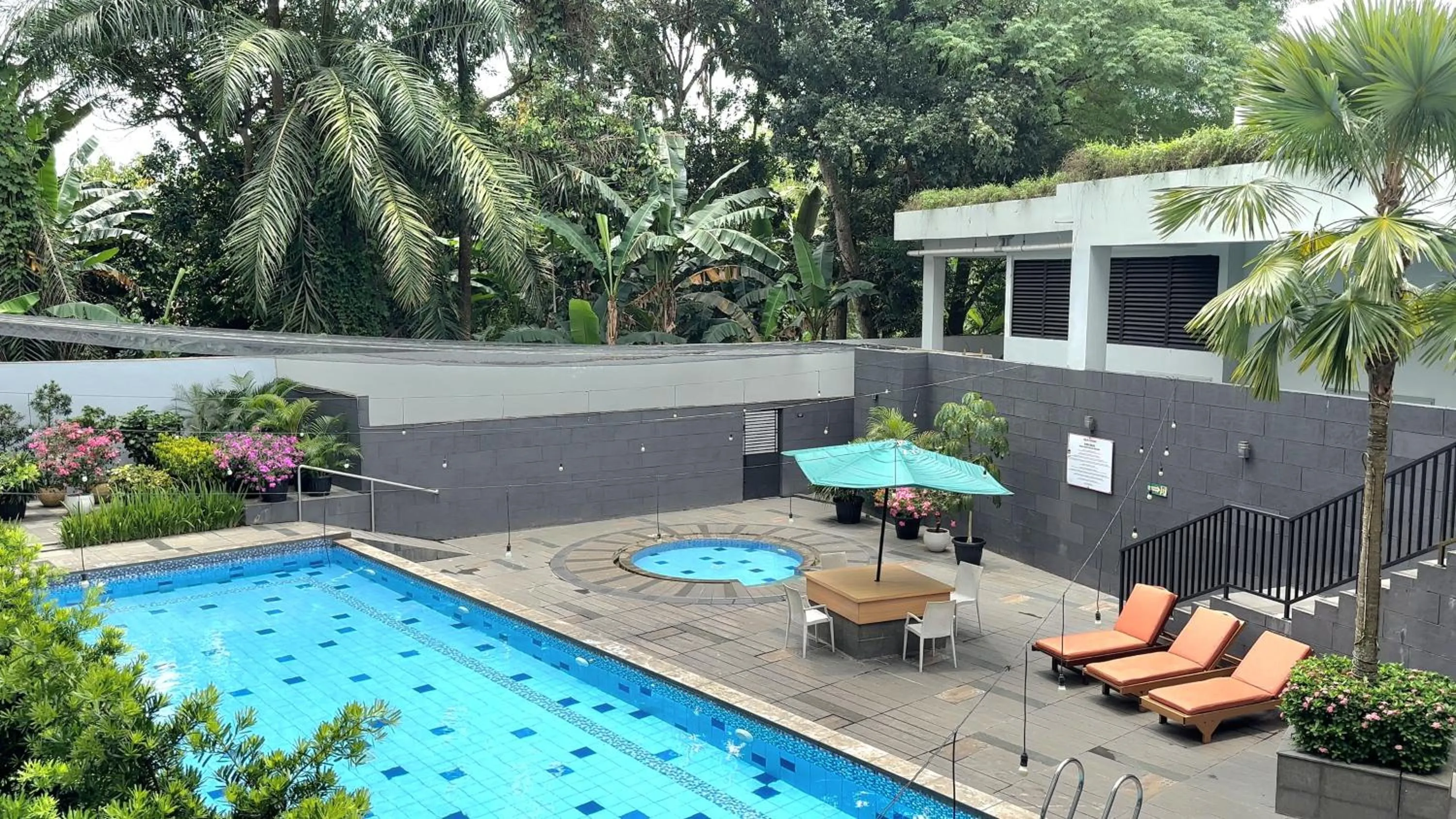 Swimming pool in d'primahotel Kualanamu Airport Medan