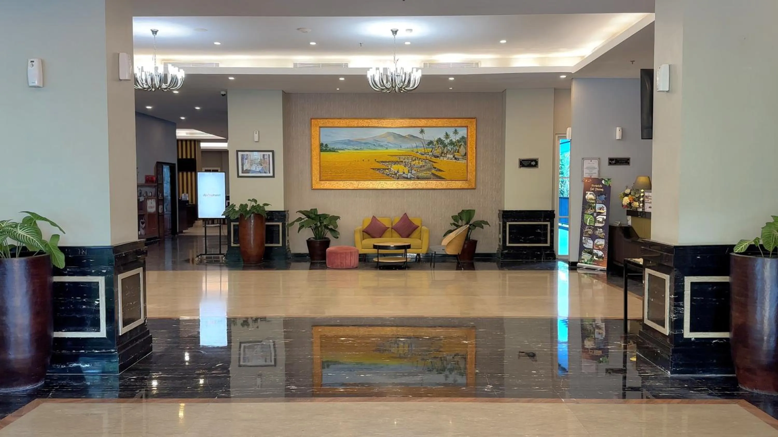 Lobby or reception in d'primahotel Kualanamu Airport Medan