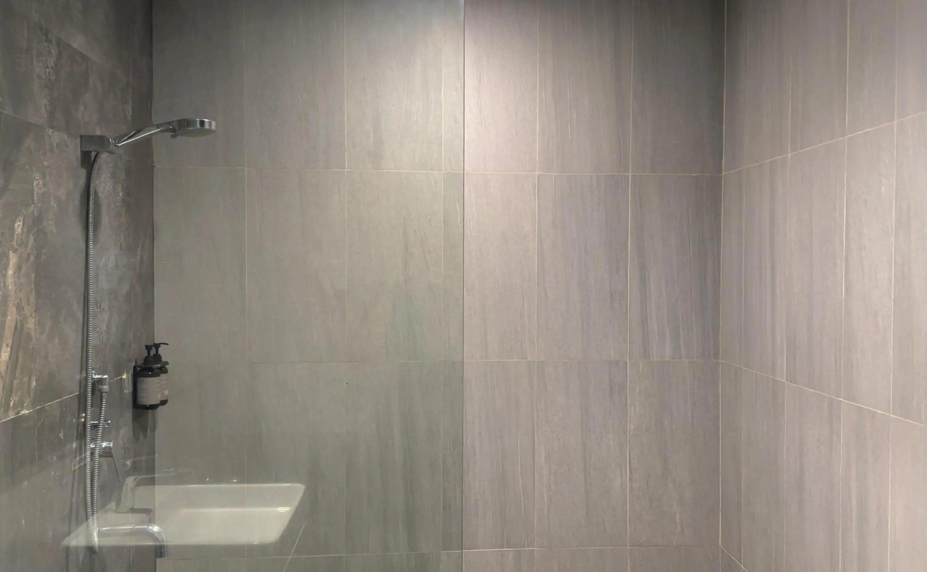 Shower in d'primahotel Kualanamu Airport Medan