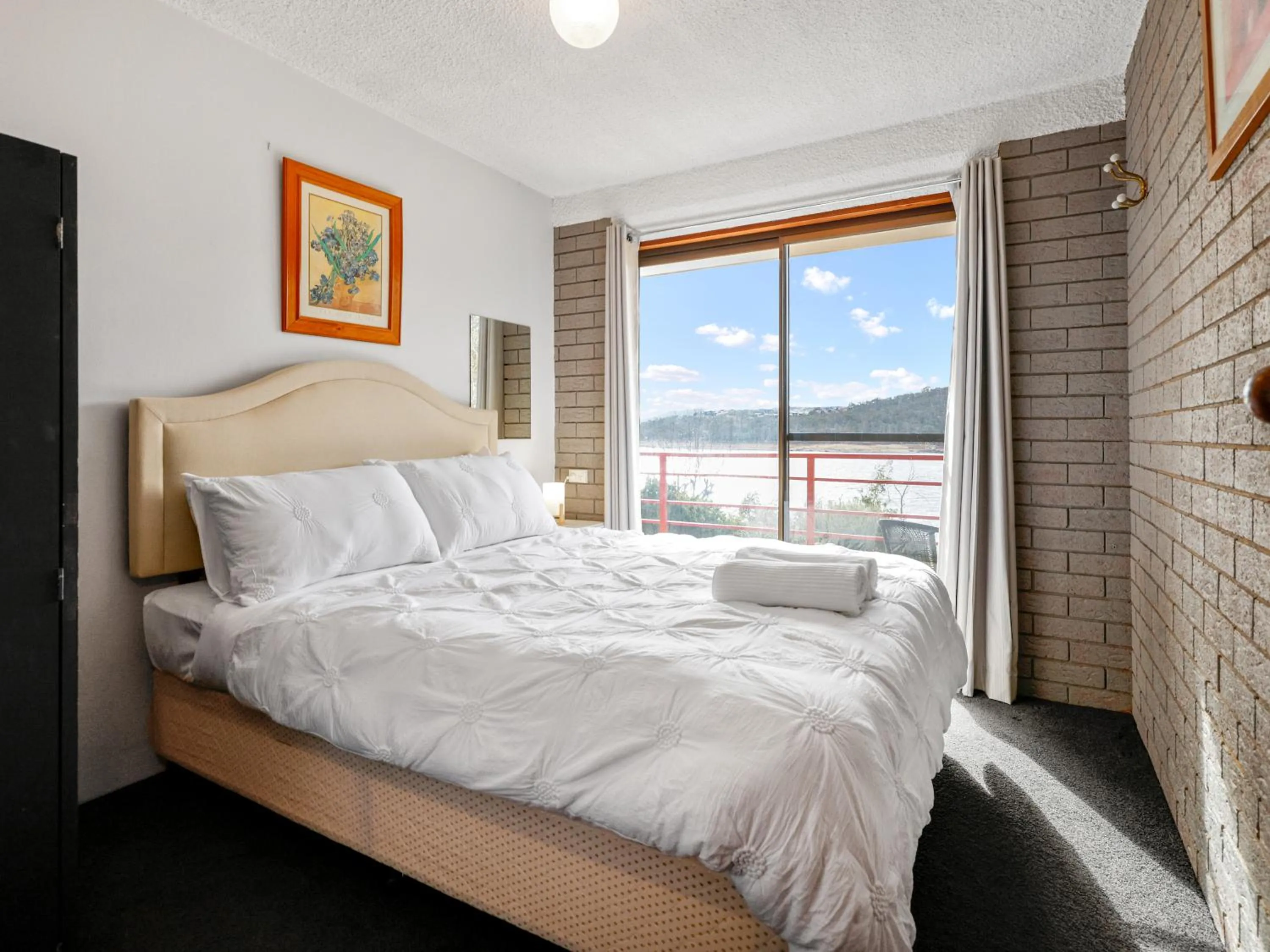 Pontis Lodge Waterfront Apartment