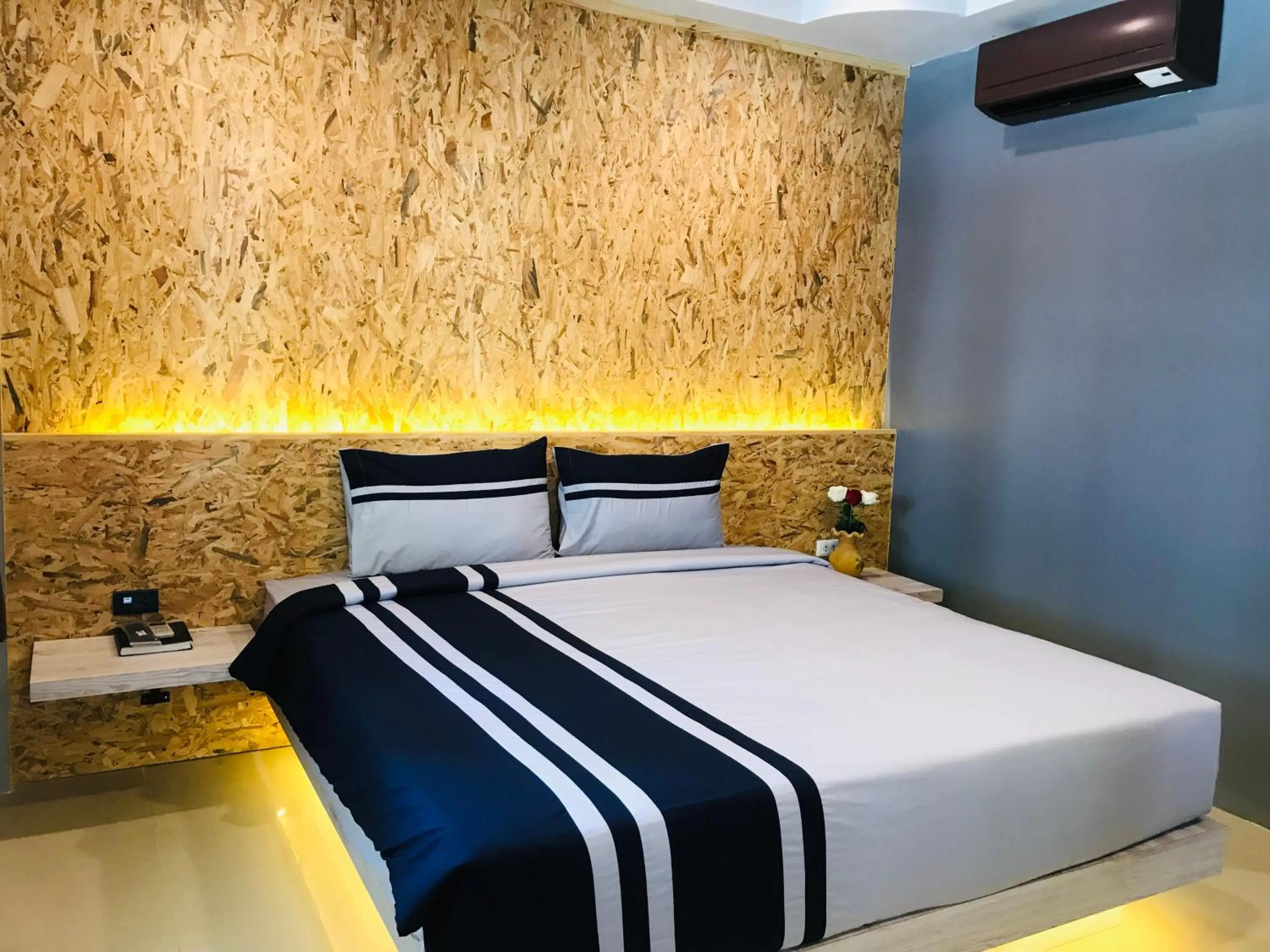 Bed in See Through Resort Haad Yao