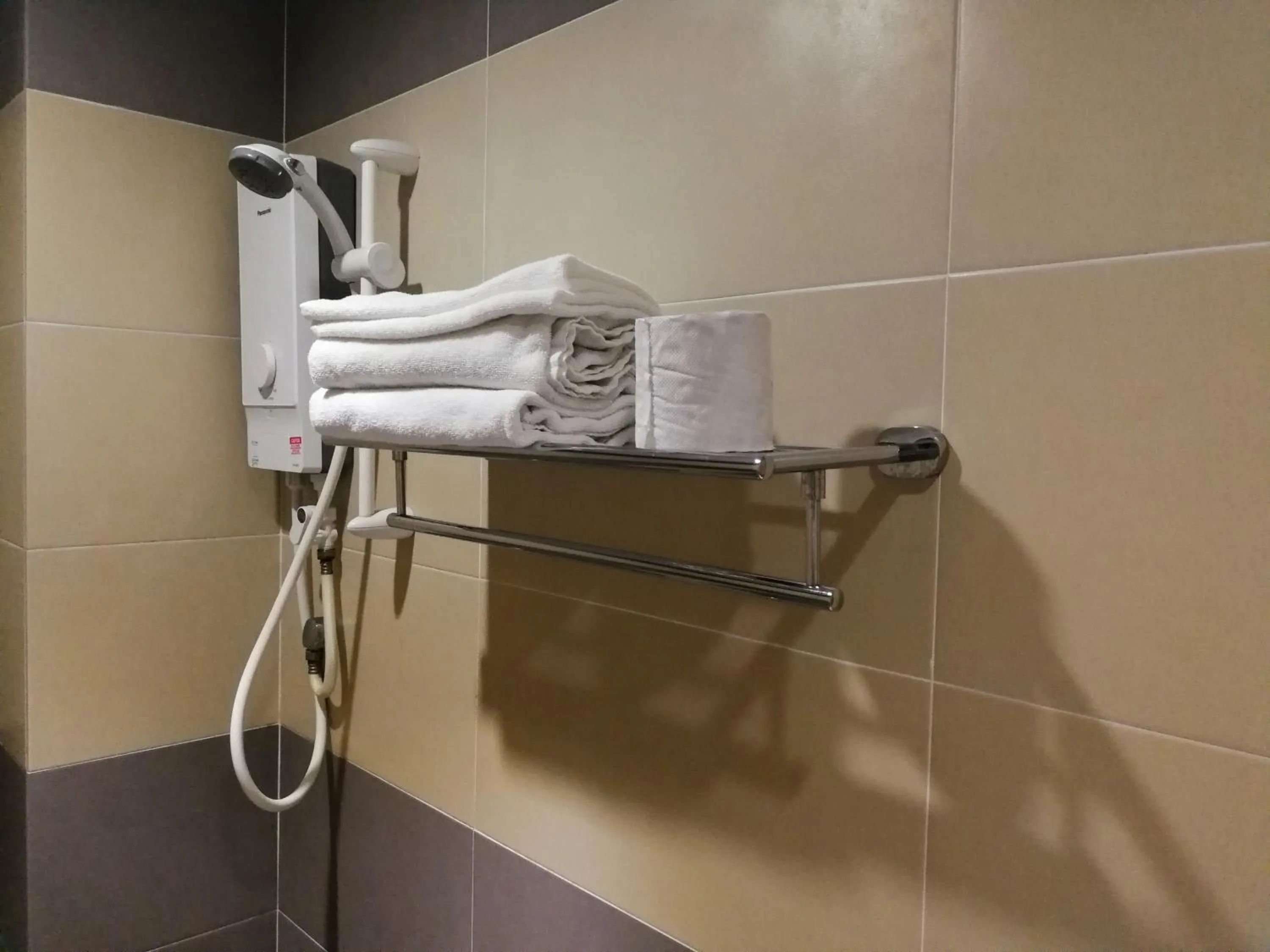 Shower in Aurora Hotel