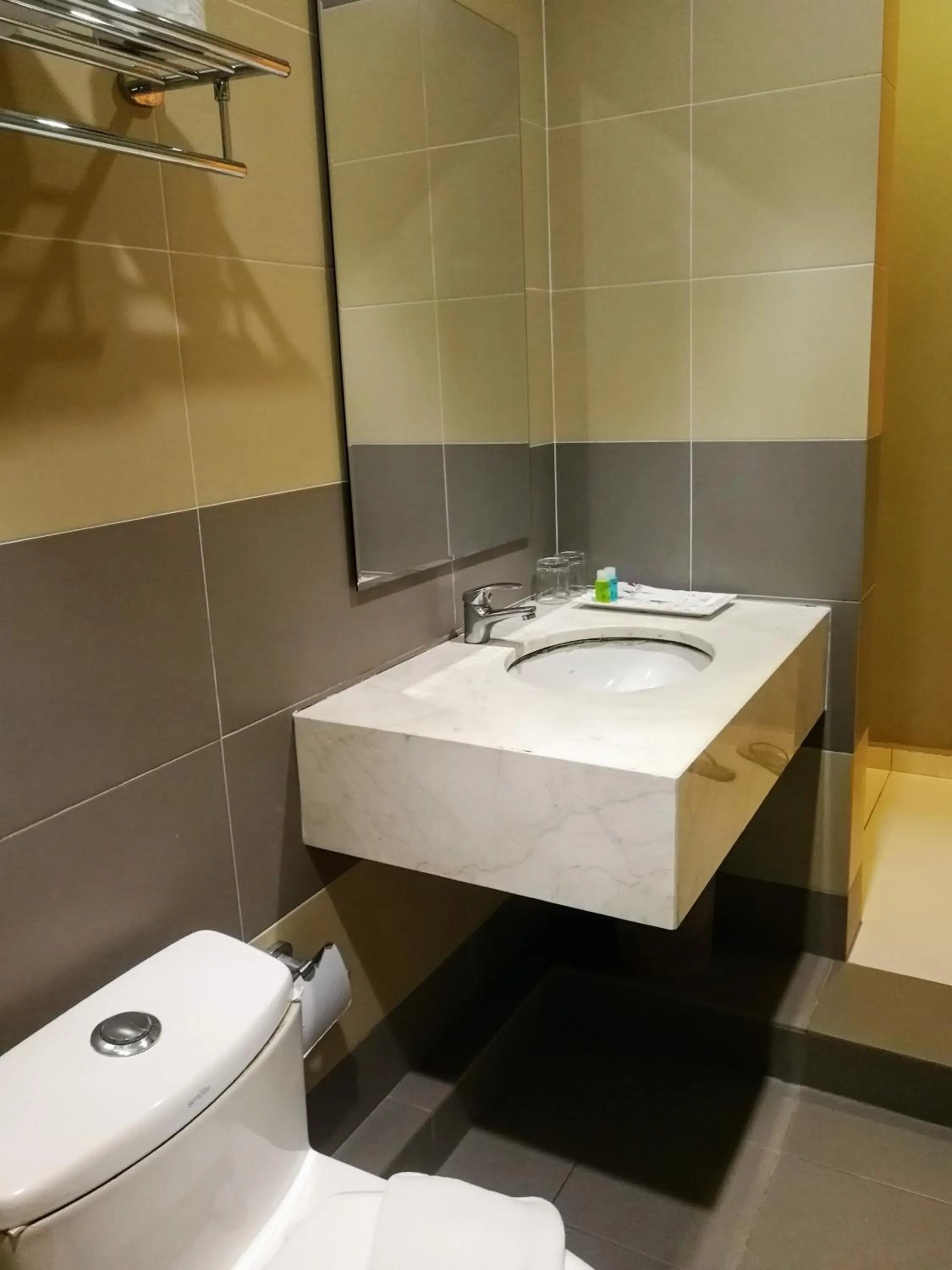 Bathroom in Aurora Hotel