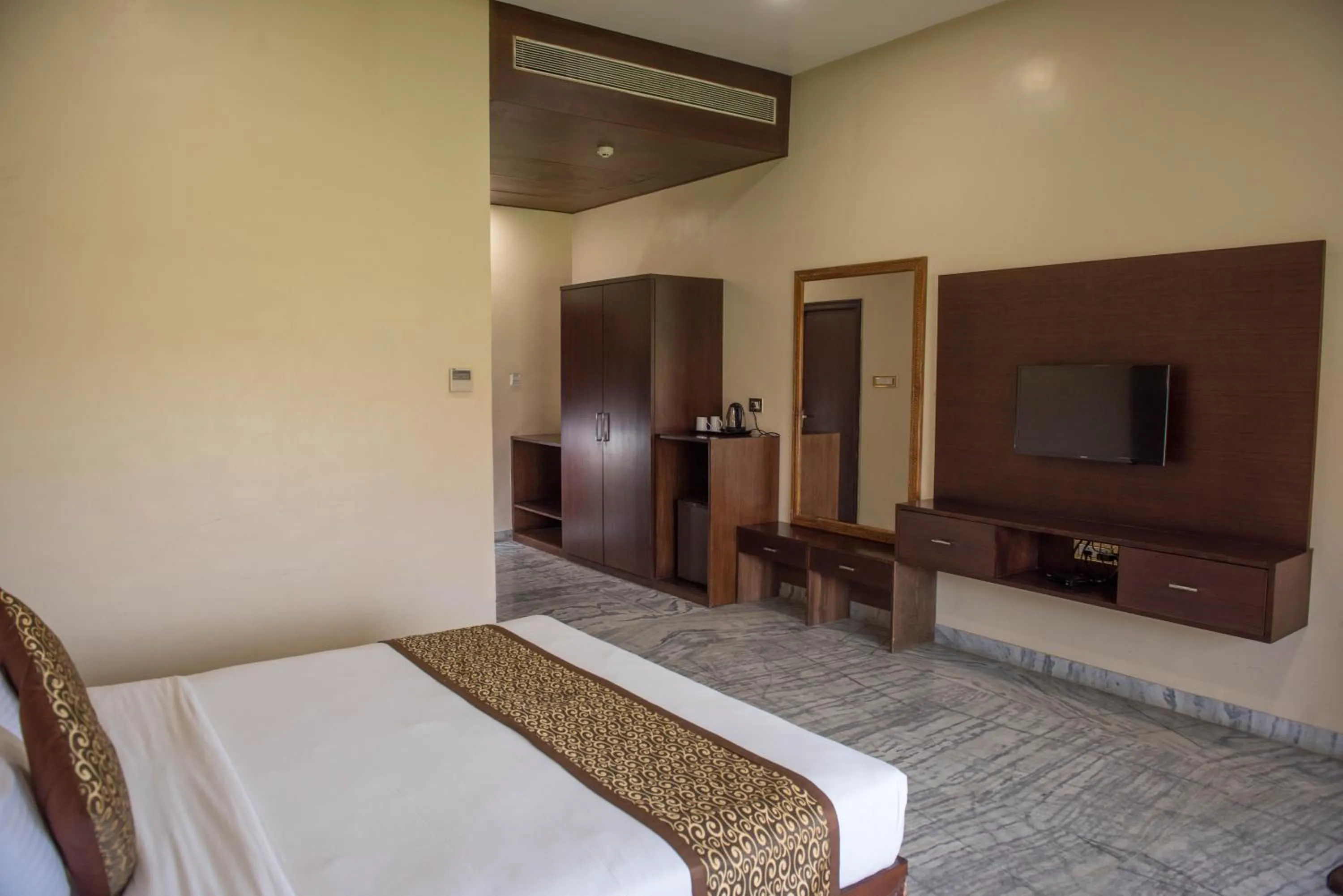 TV and multimedia, Bed in Sun Hotel and Resort, Mount Abu