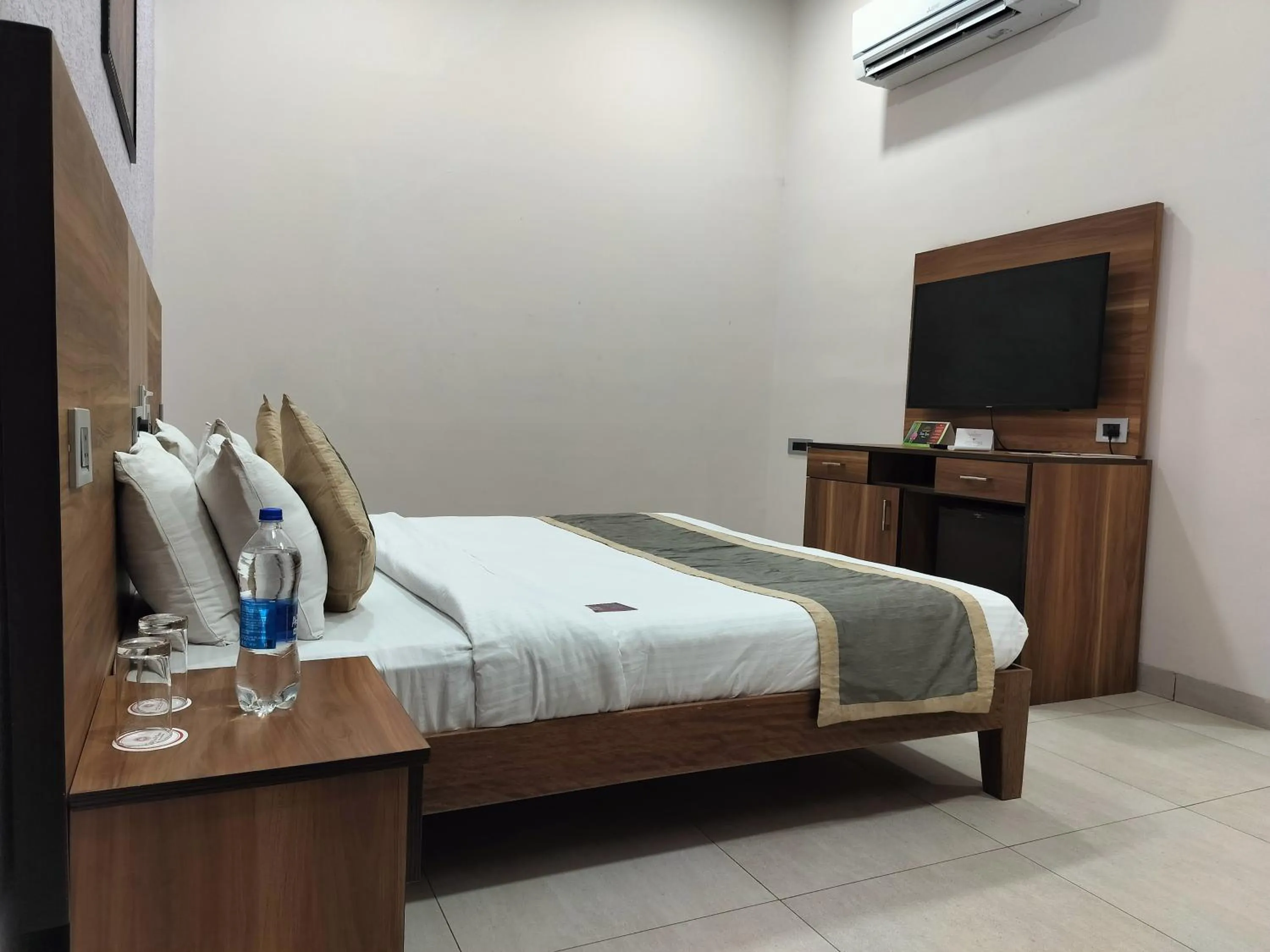 Bedroom, Bed in Sun Hotel and Resort, Mount Abu