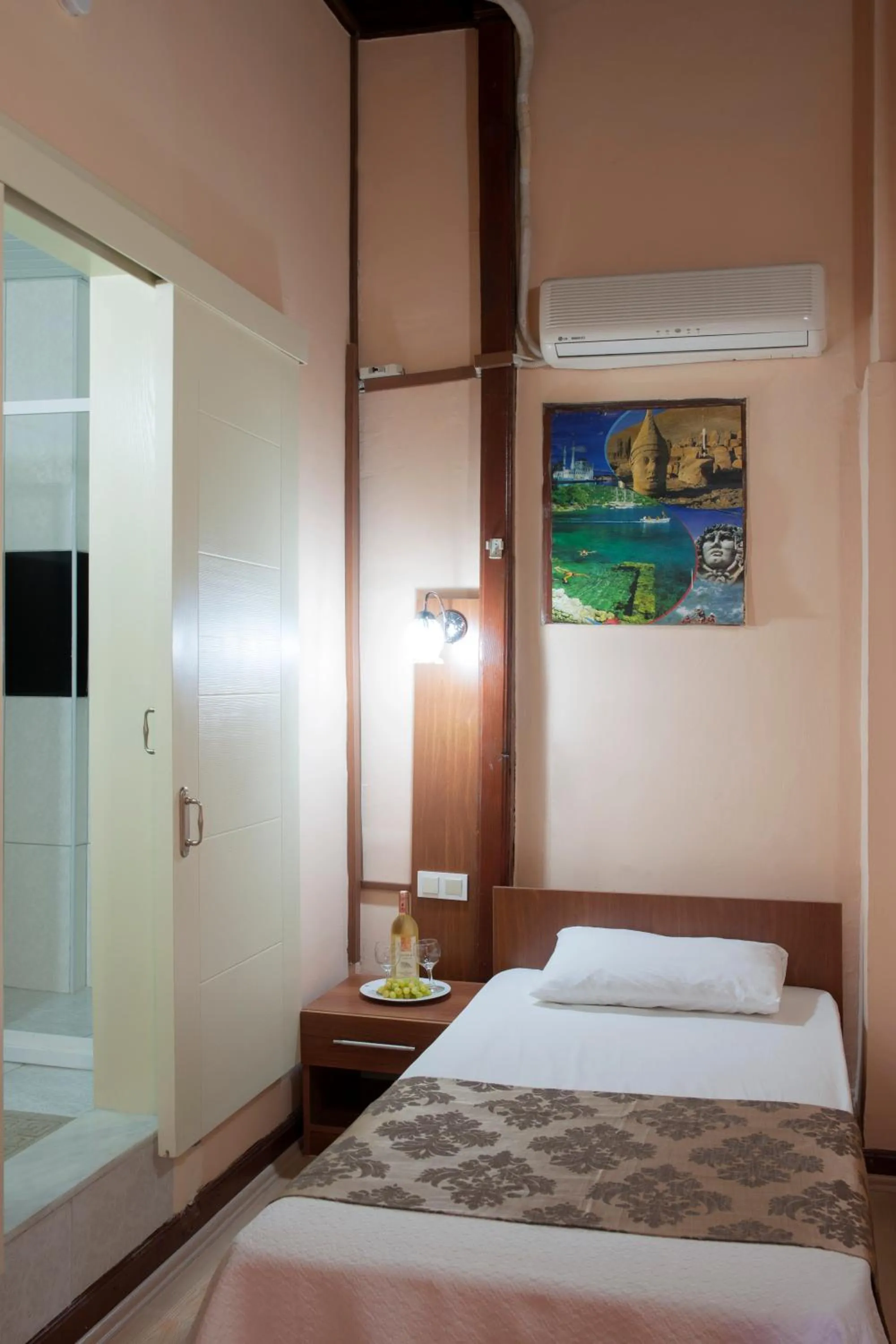 Photo of the whole room, Bed in Konak Hotel Kaleiçi