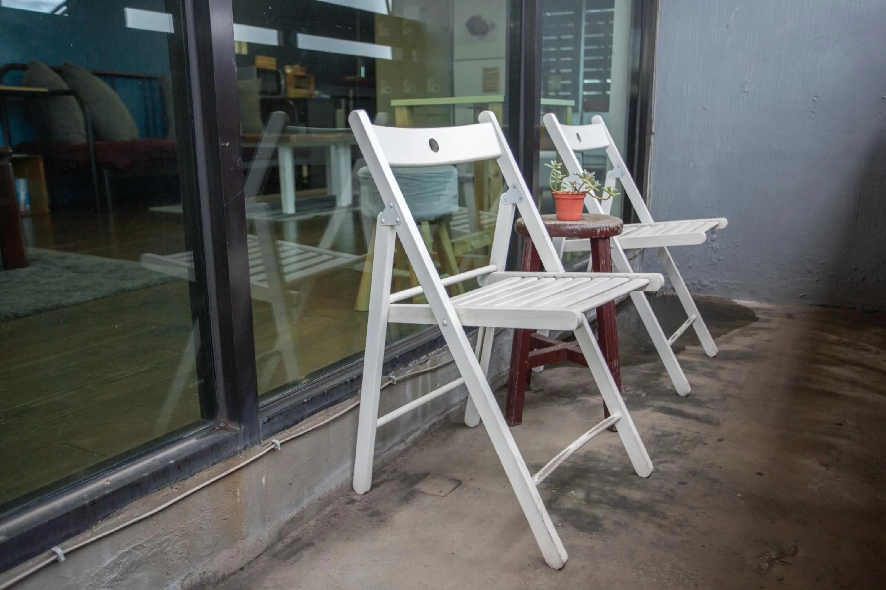 Corner Hostel & Cafe