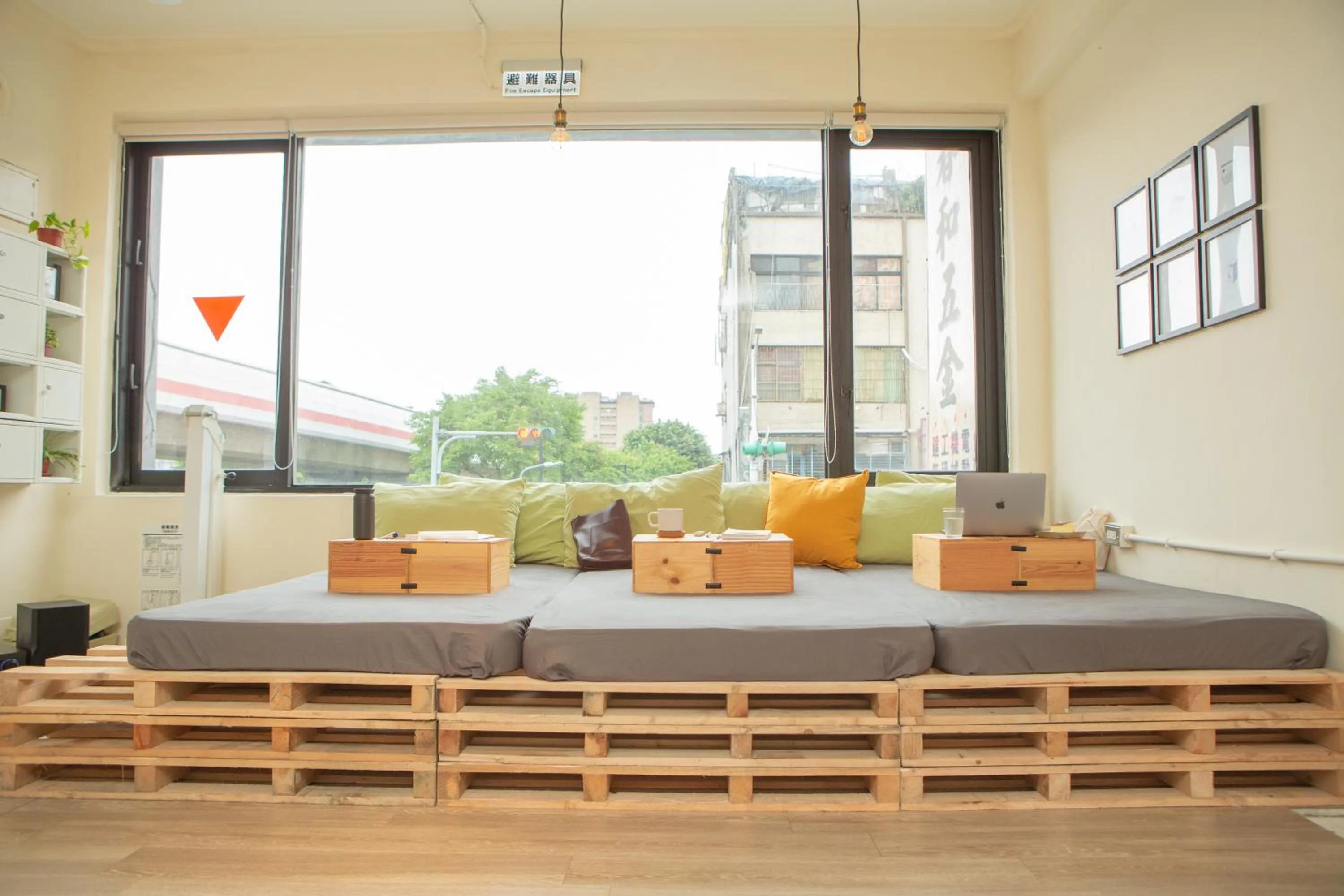 Corner Hostel & Cafe