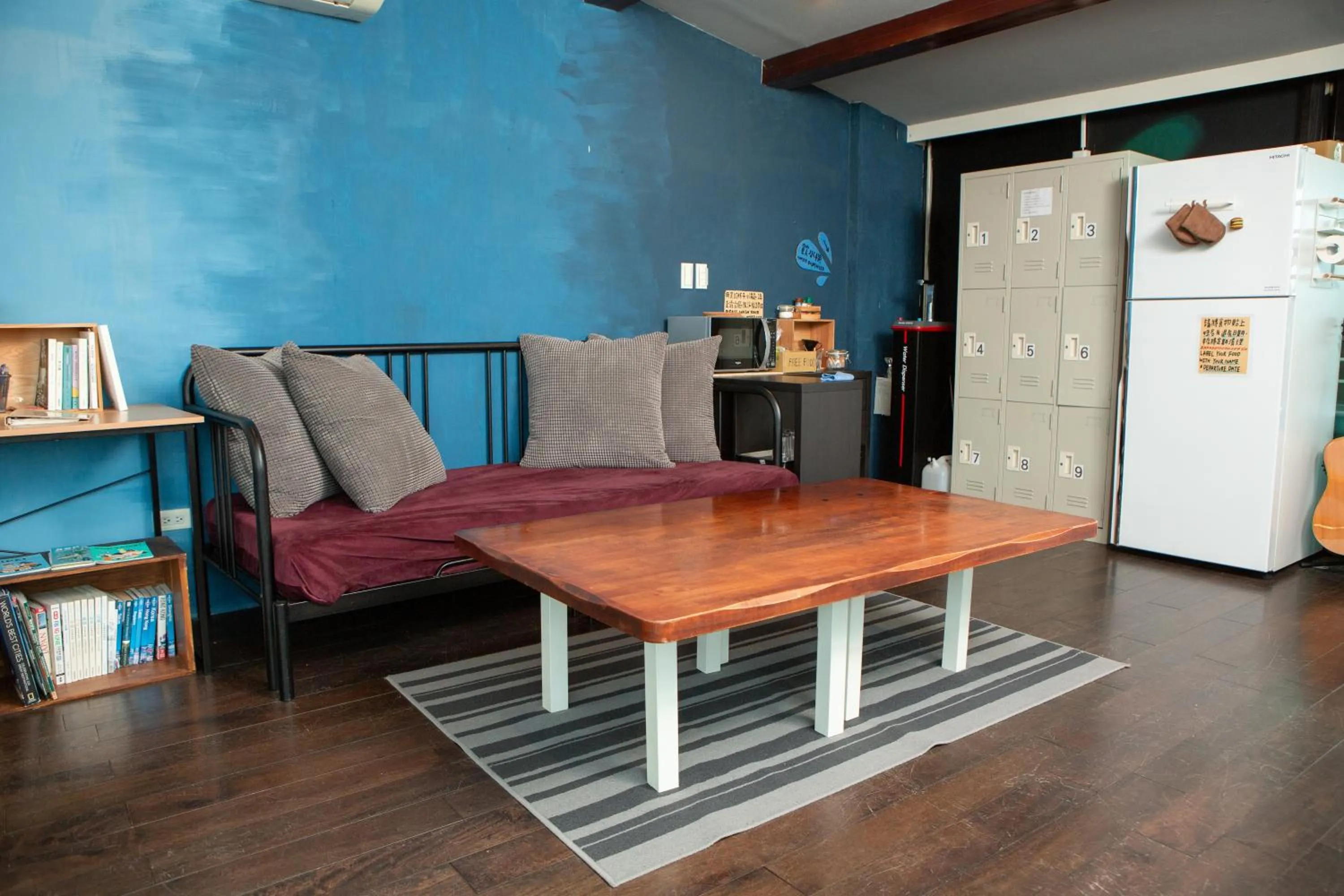 Corner Hostel & Cafe