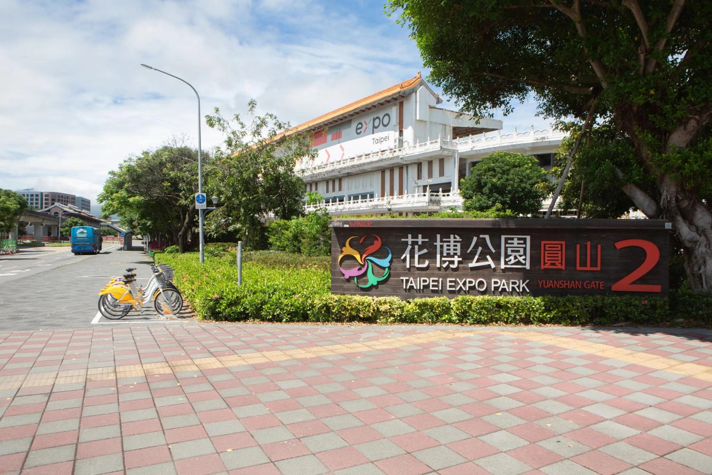 Corner Hostel & Cafe