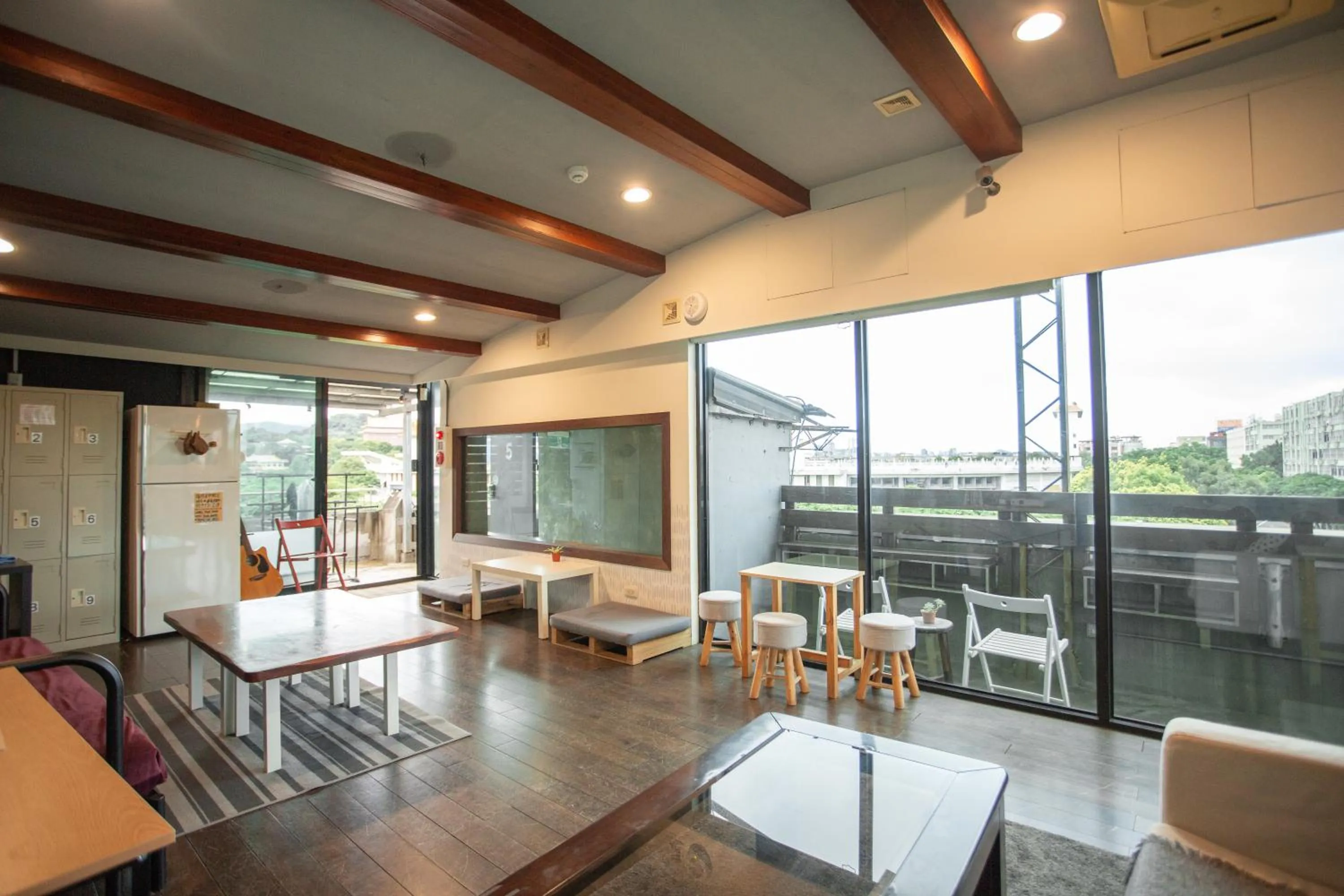 Corner Hostel & Cafe