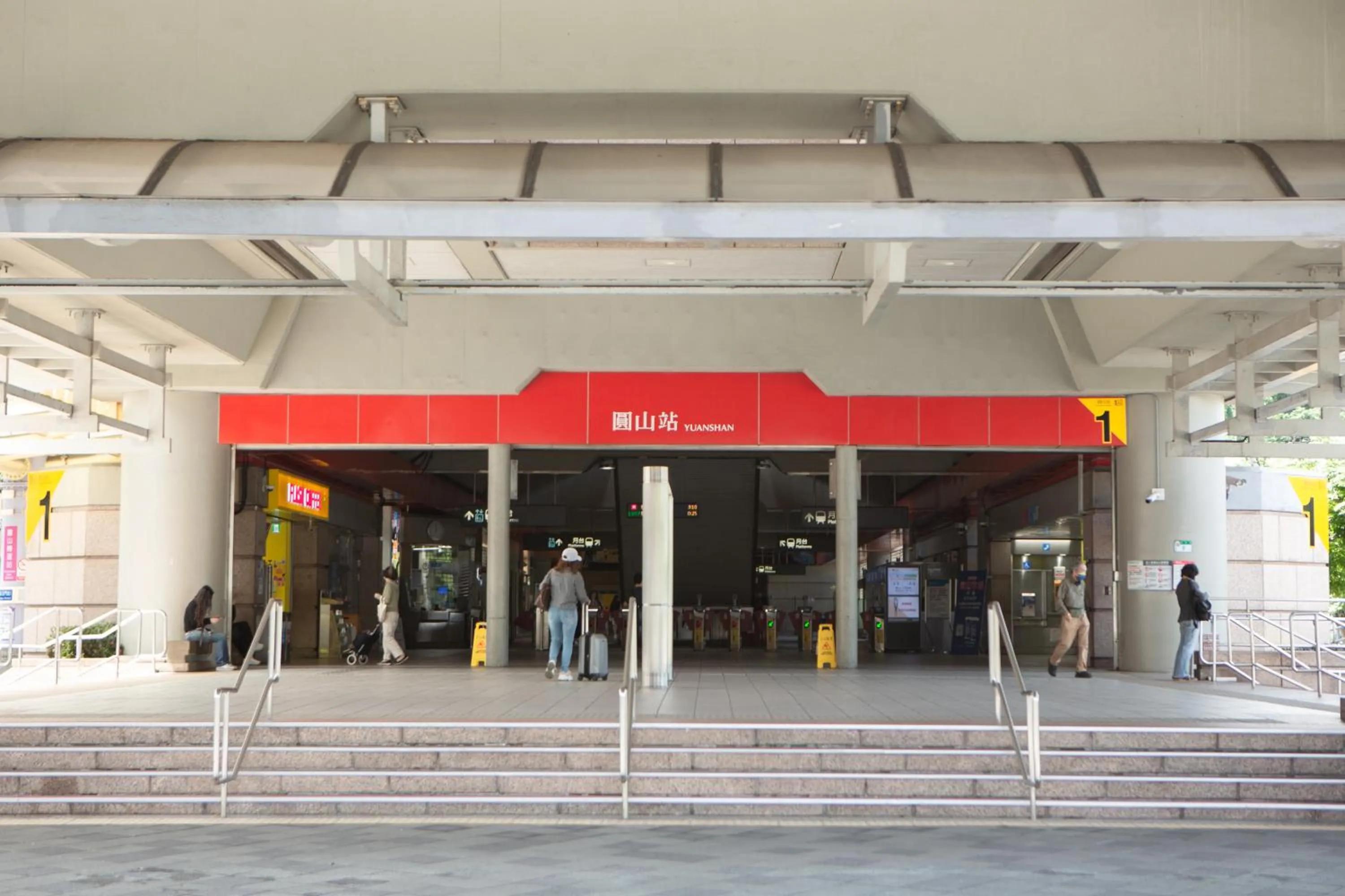 Corner Hostel & Cafe