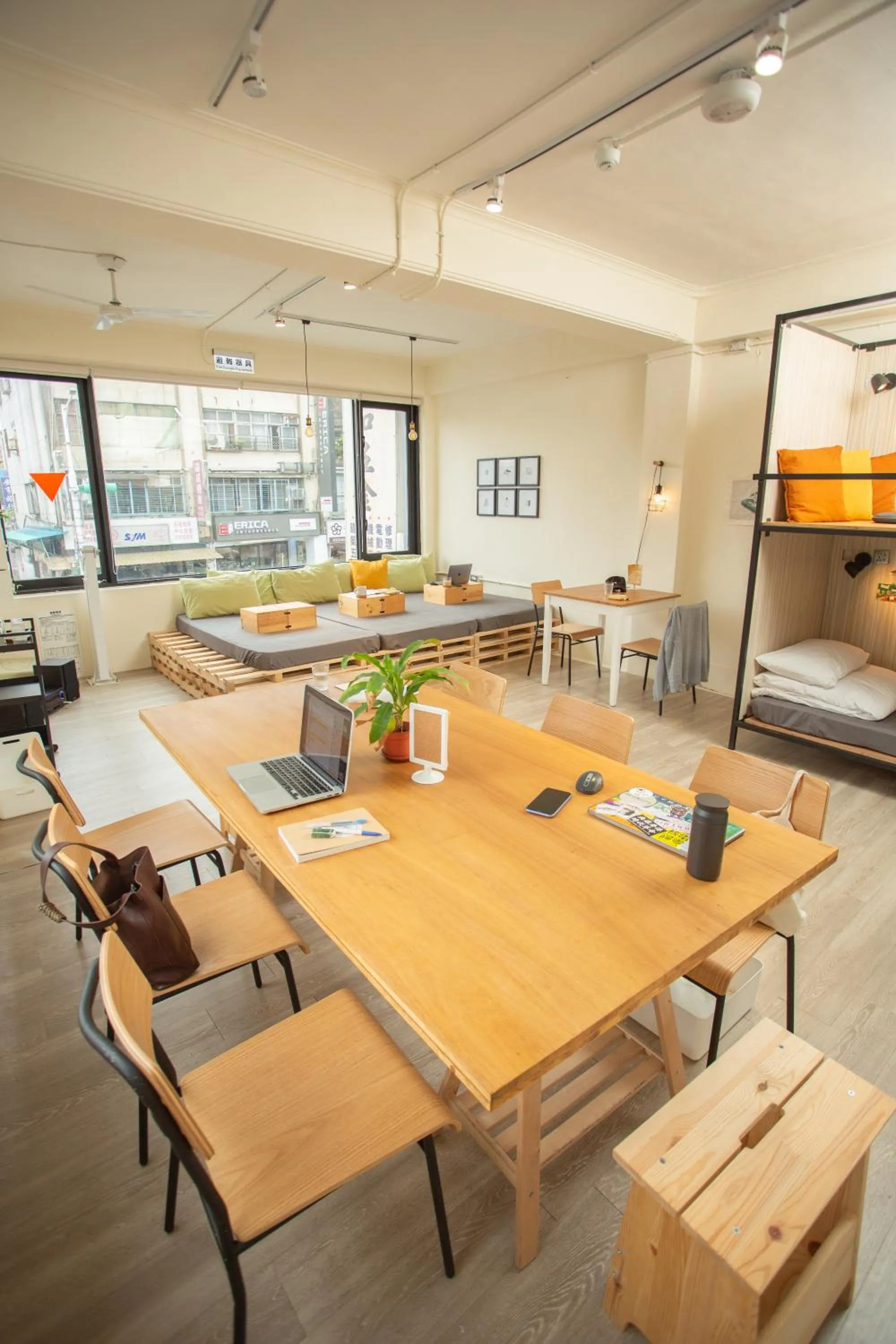 Corner Hostel & Cafe