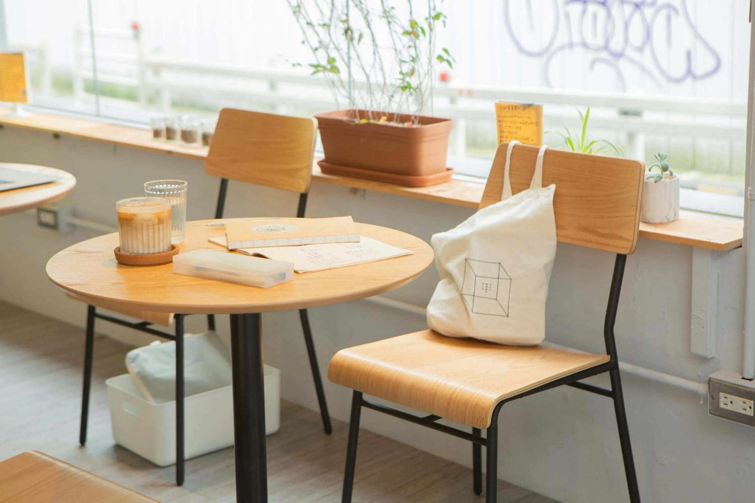 Corner Hostel & Cafe