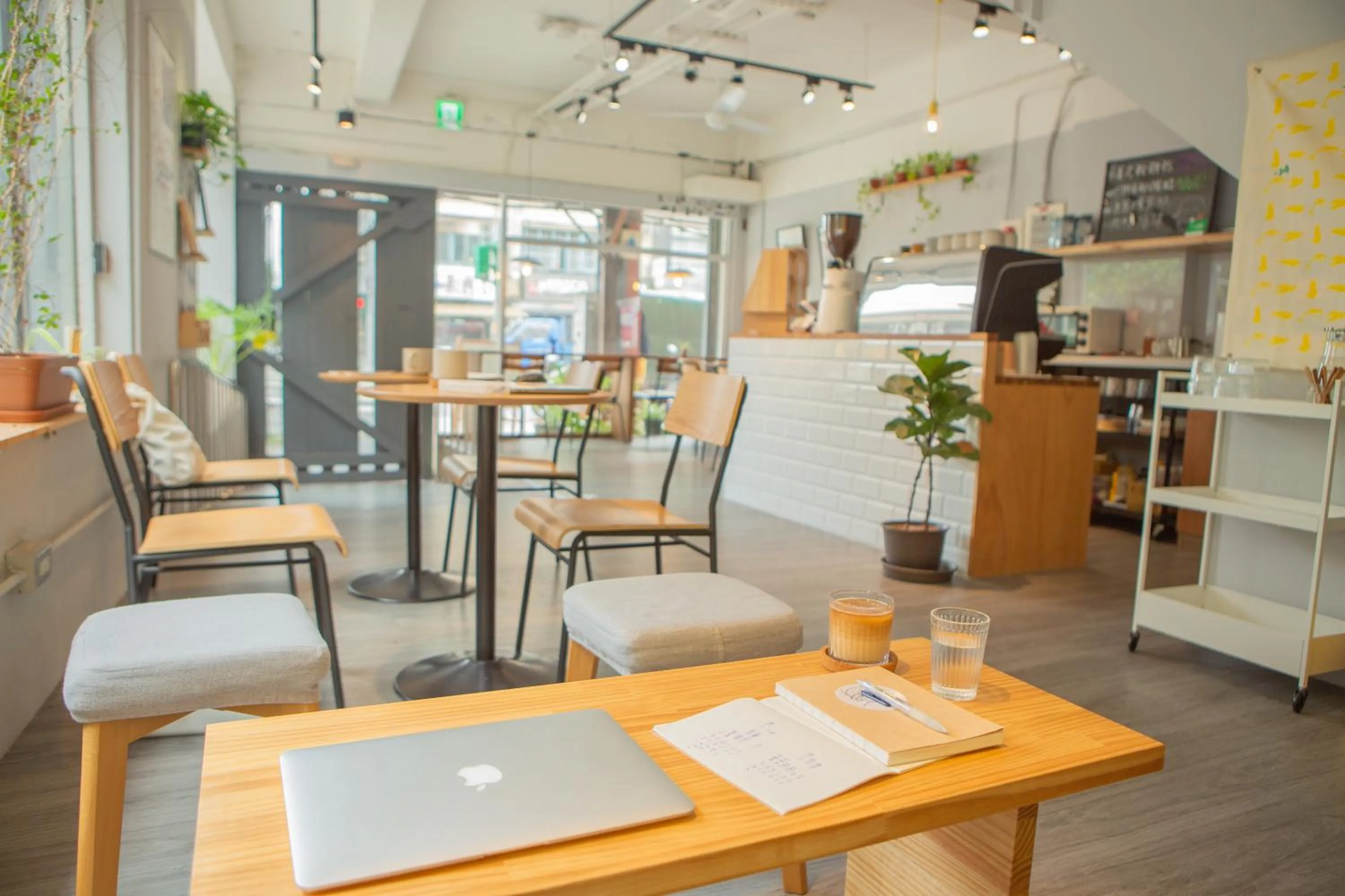 Corner Hostel & Cafe