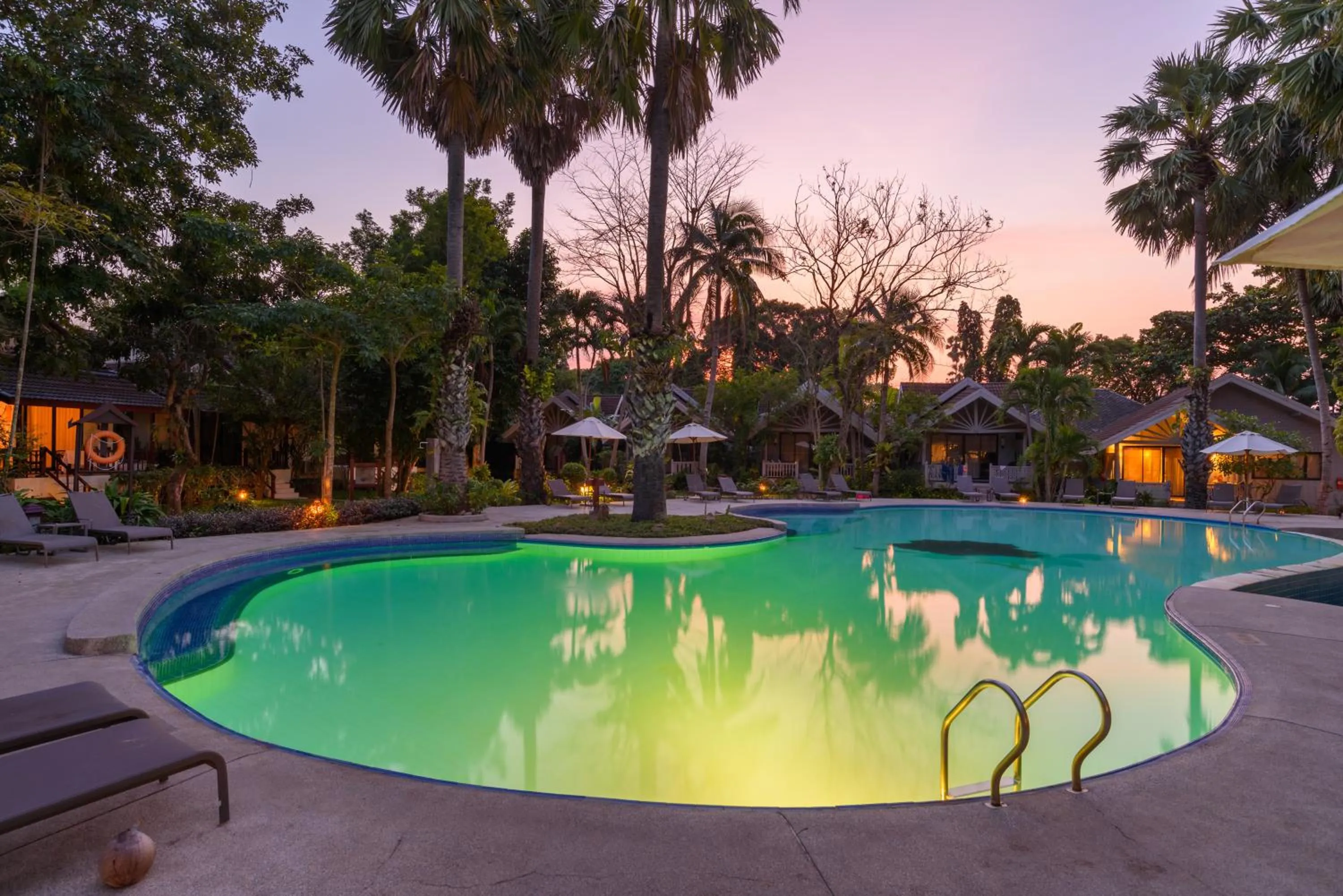 Pool view in Paradise Beach Resort, Koh Samui - SHA Extra Plus