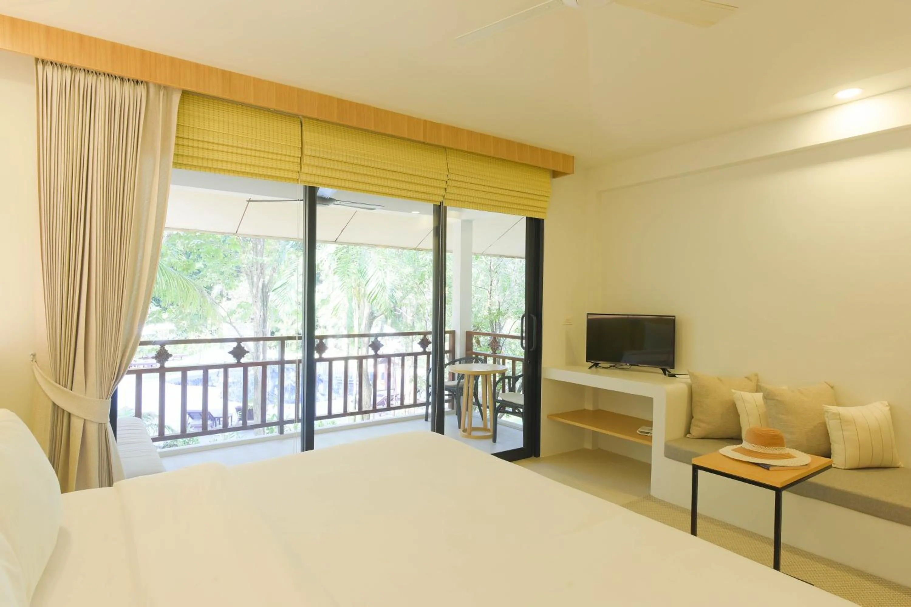 TV and multimedia, Bed in Paradise Beach Resort, Koh Samui - SHA Extra Plus