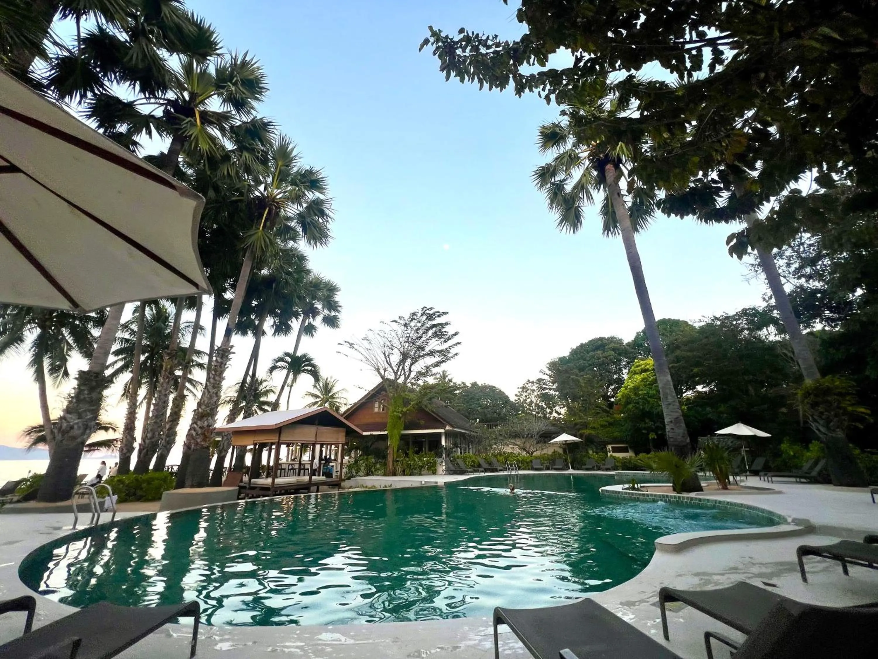 Swimming pool in Paradise Beach Resort, Koh Samui