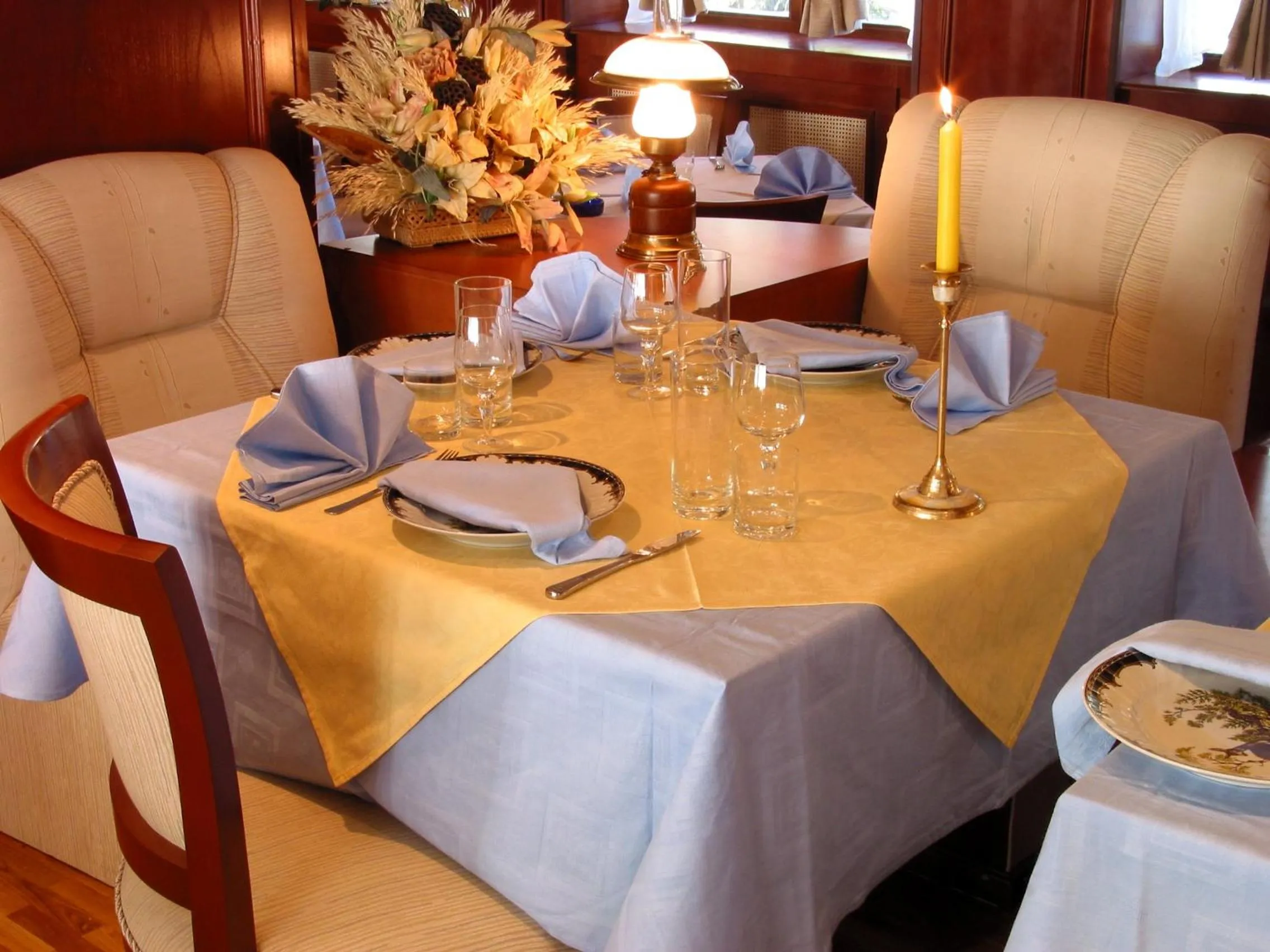 Restaurant/places to eat in Elina Hotel