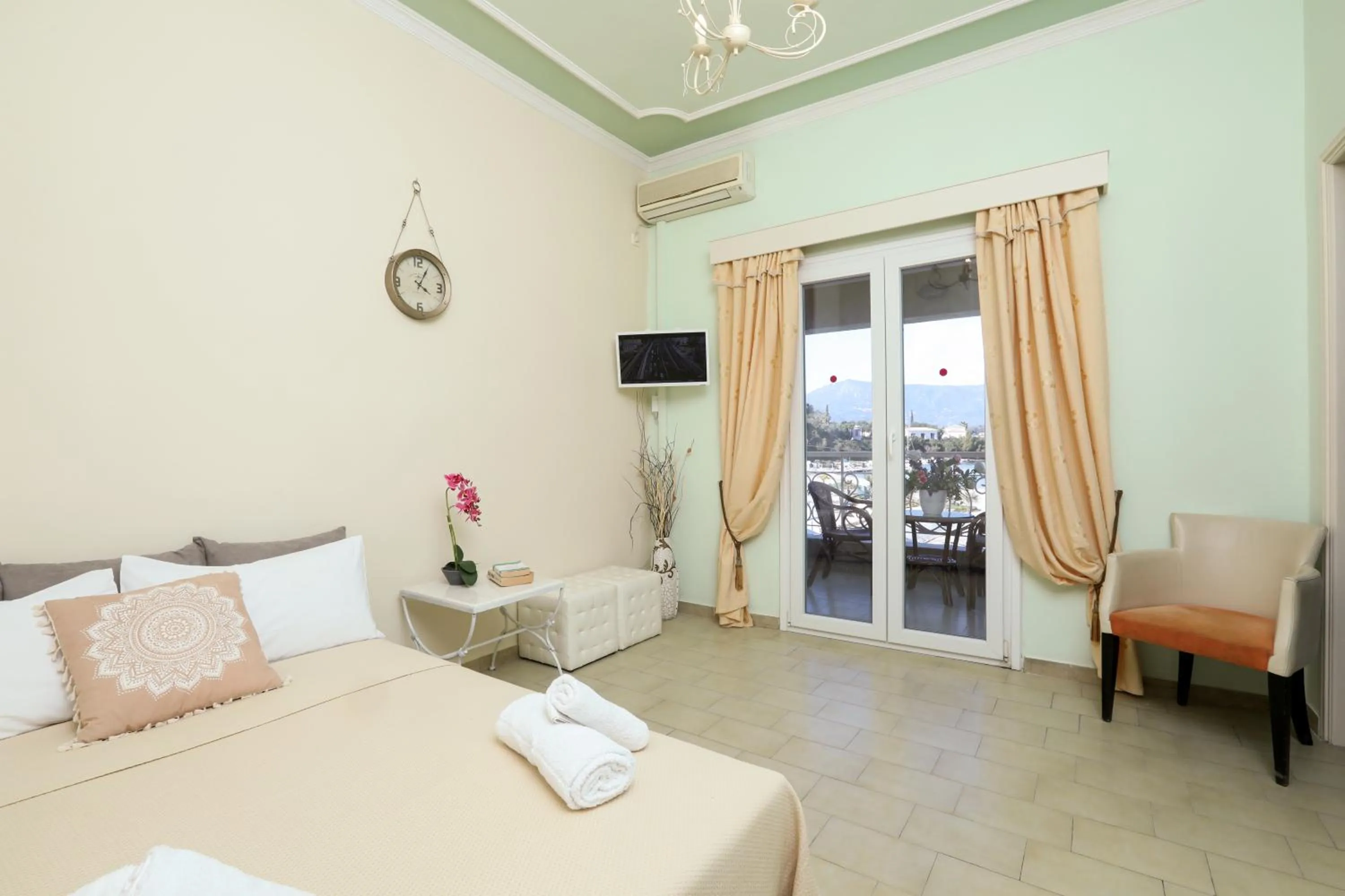 Living room, Bed in Molfetta Beach Hotel