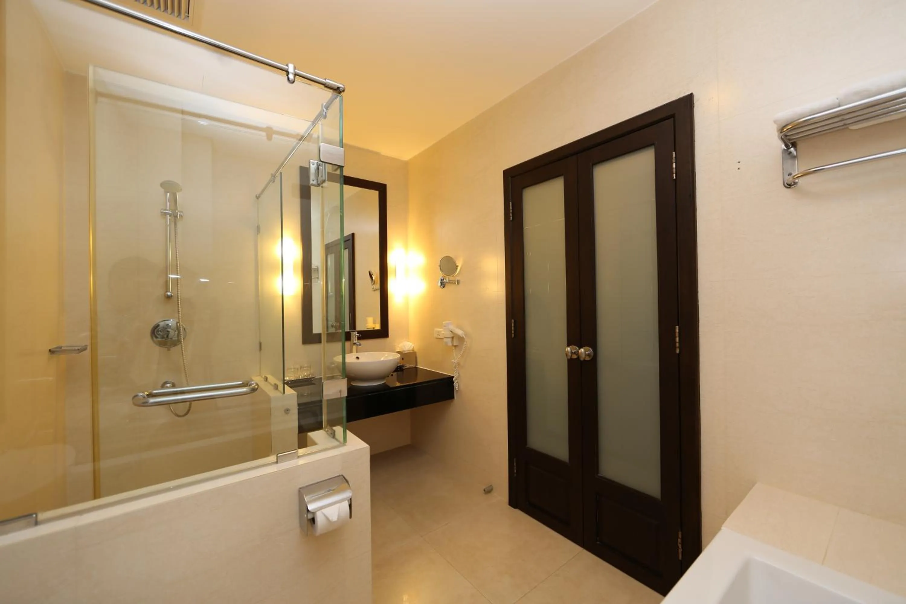 Shower in The Dawin Hotel