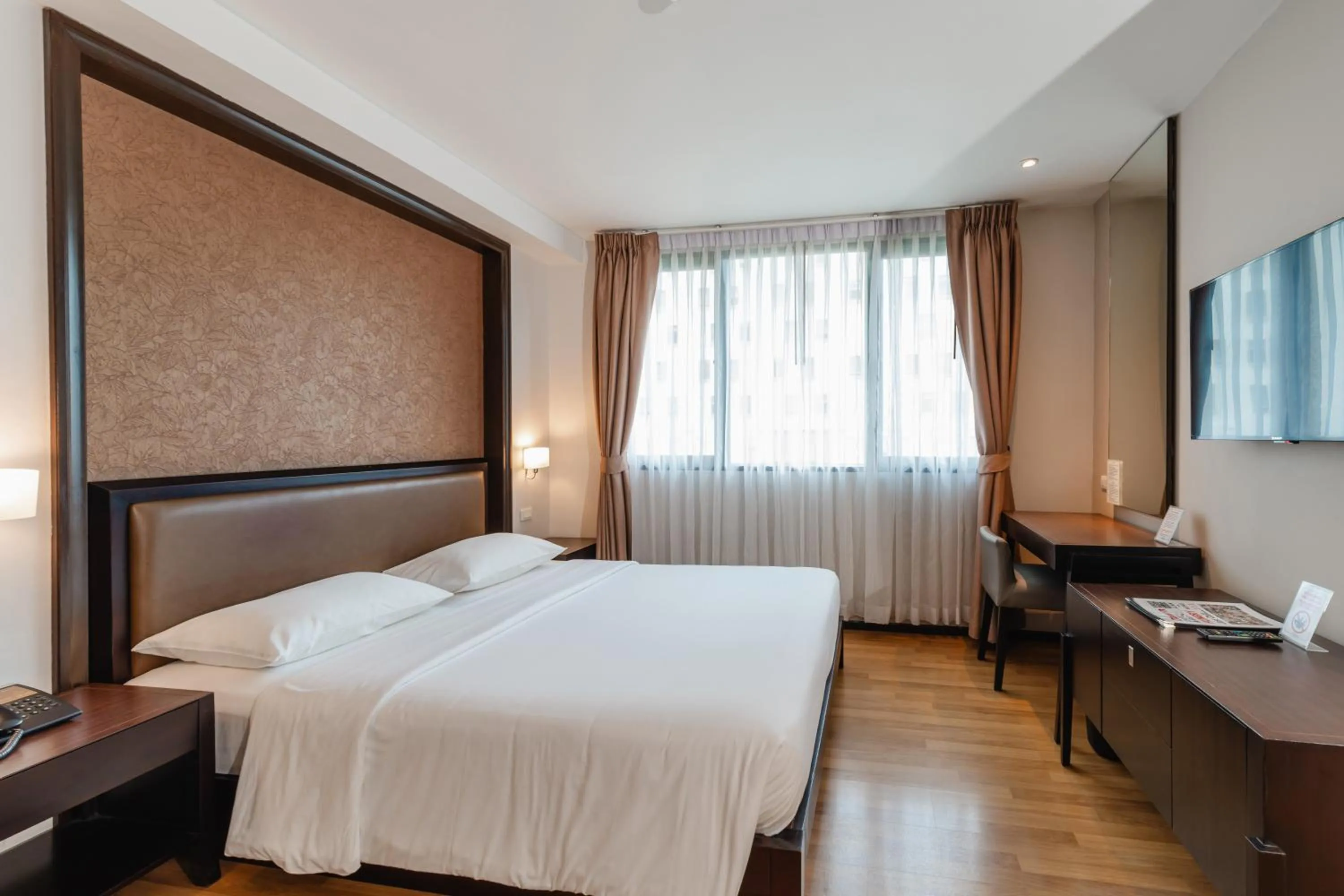 Shower, Bed in The Dawin Hotel