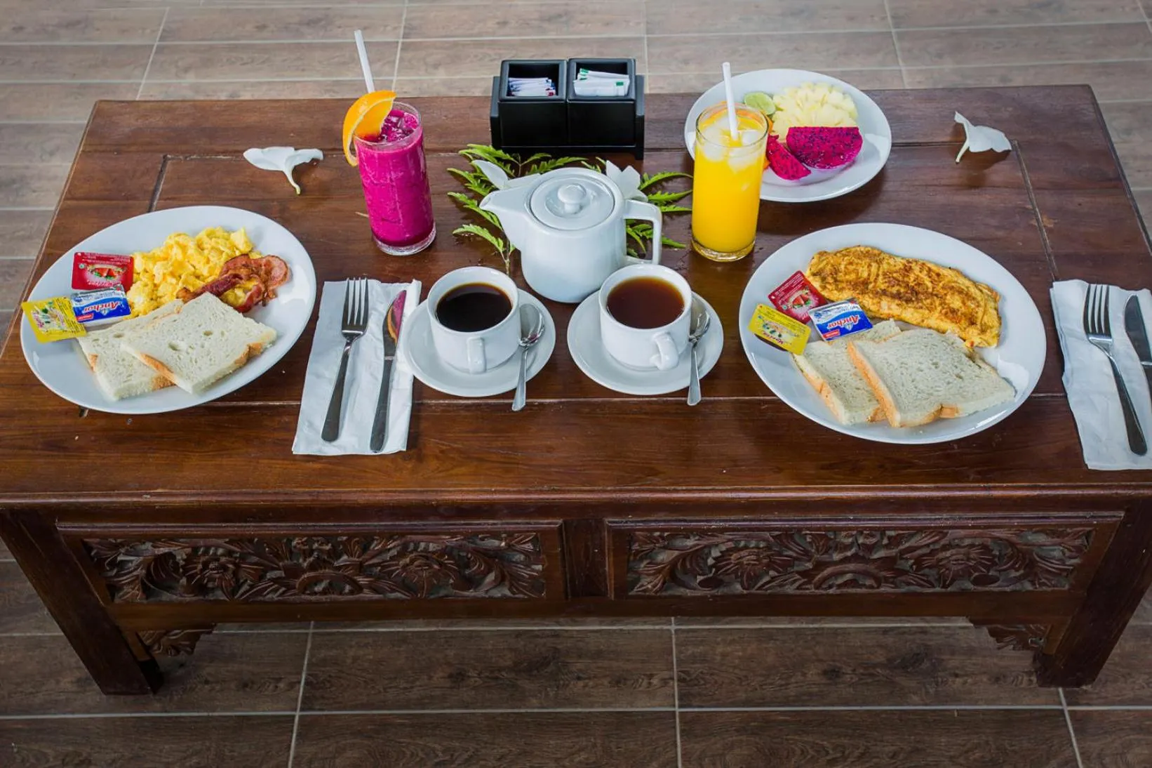 American breakfast in 221 Garden Cottages