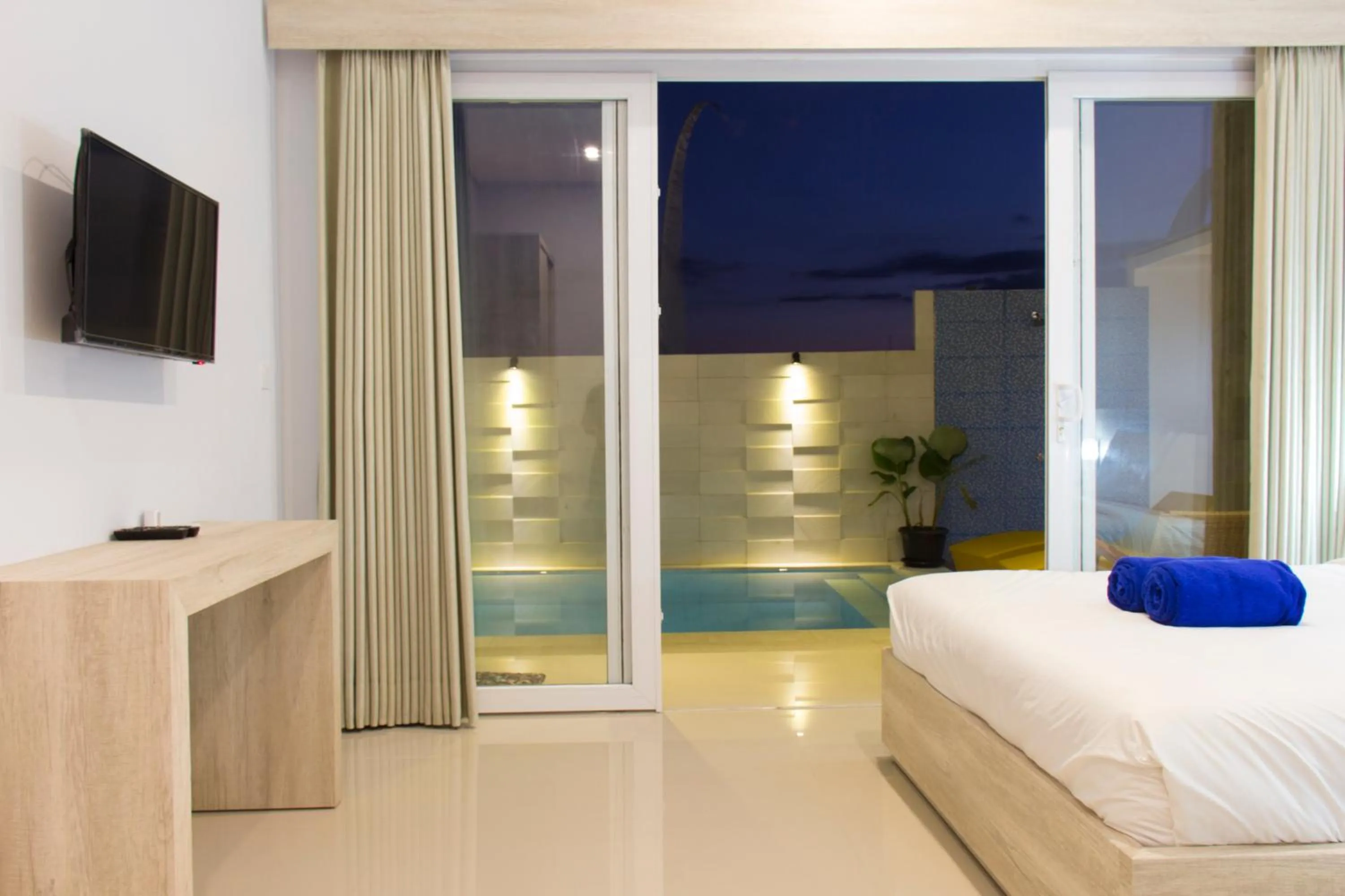 Communal lounge/ TV room, Bed in Kubu Kutus