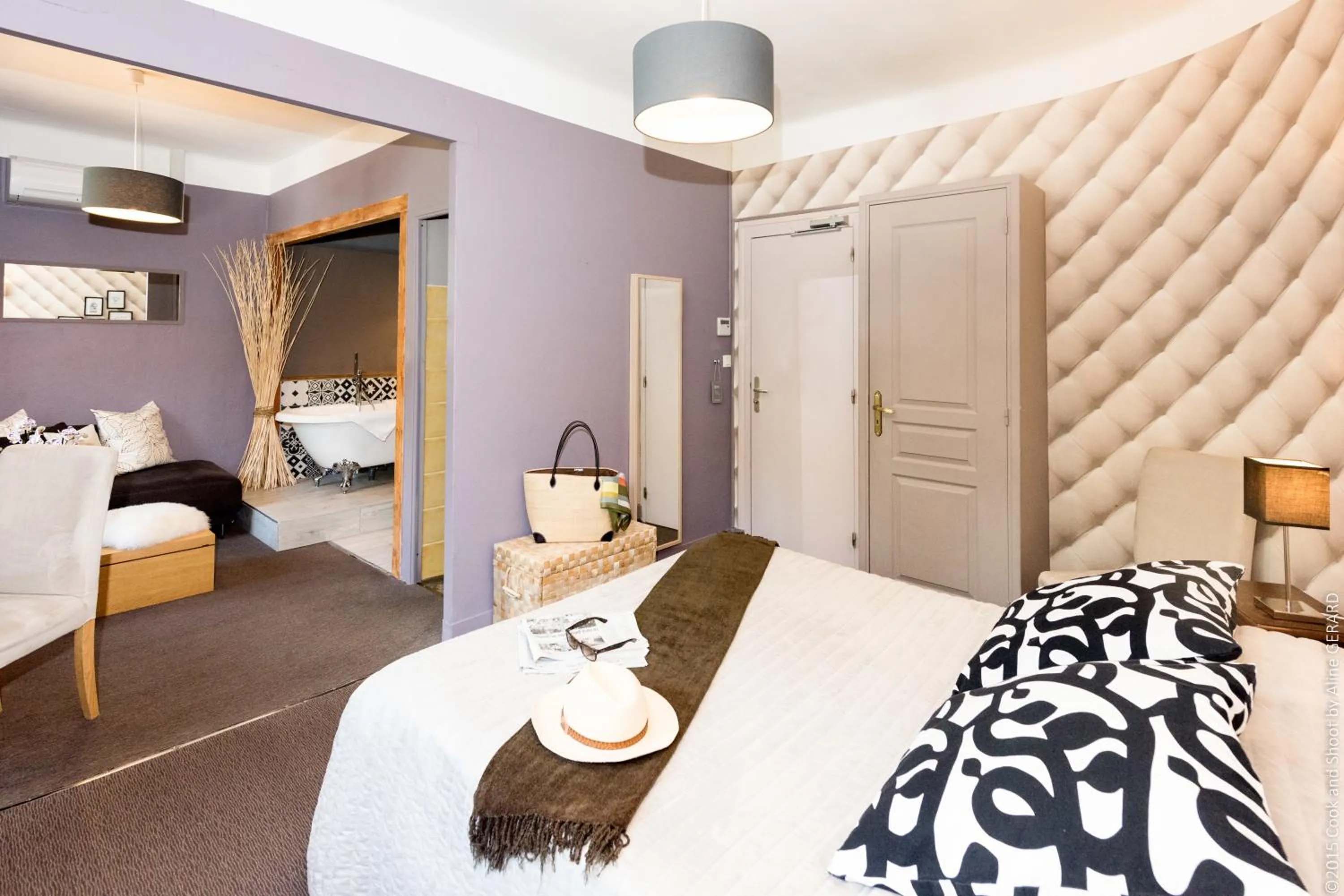 Text overlay, Bed in Logis Hôtel La Magnanerie - Côté Bistro