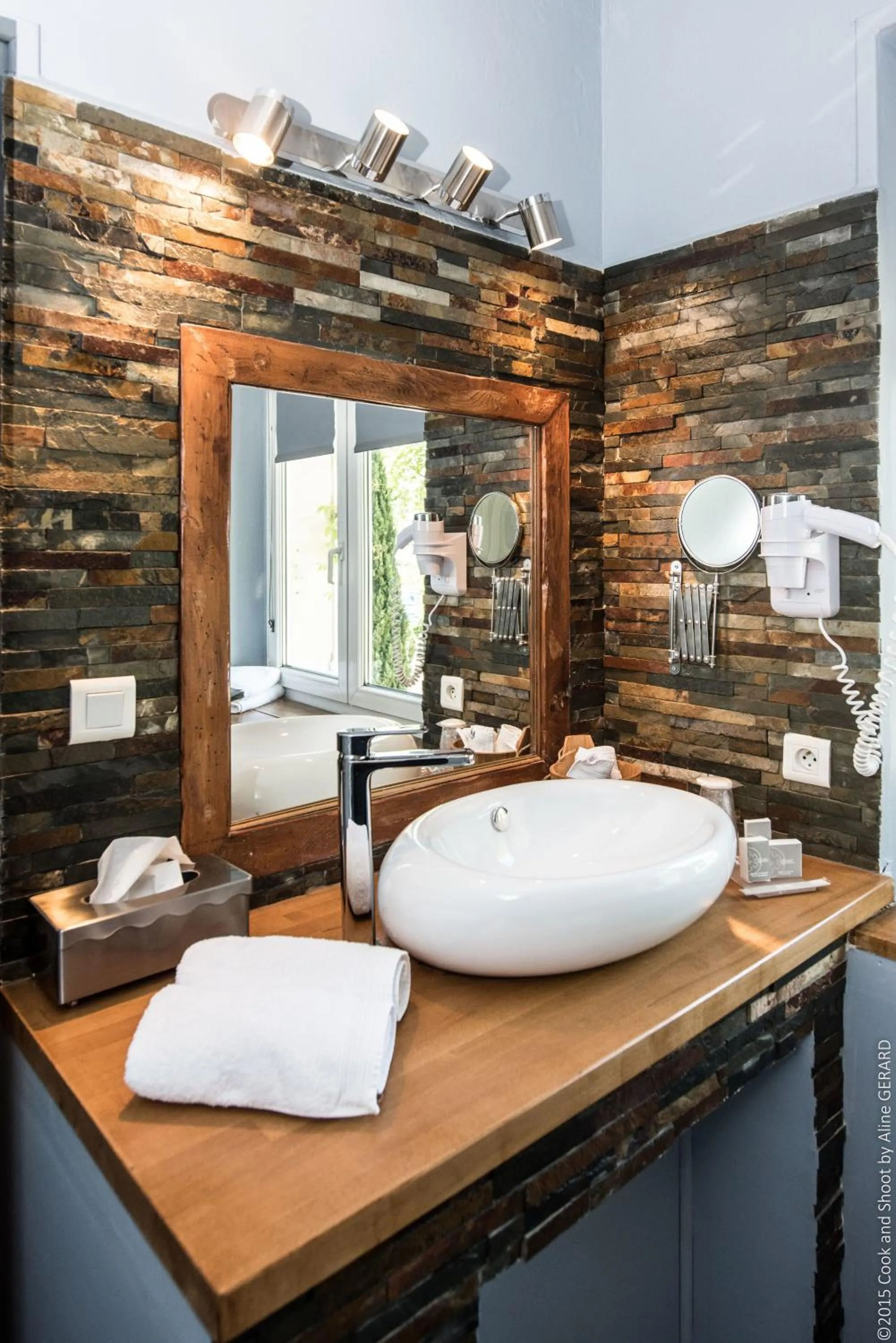 Text overlay in Logis Hôtel La Magnanerie - Côté Bistro