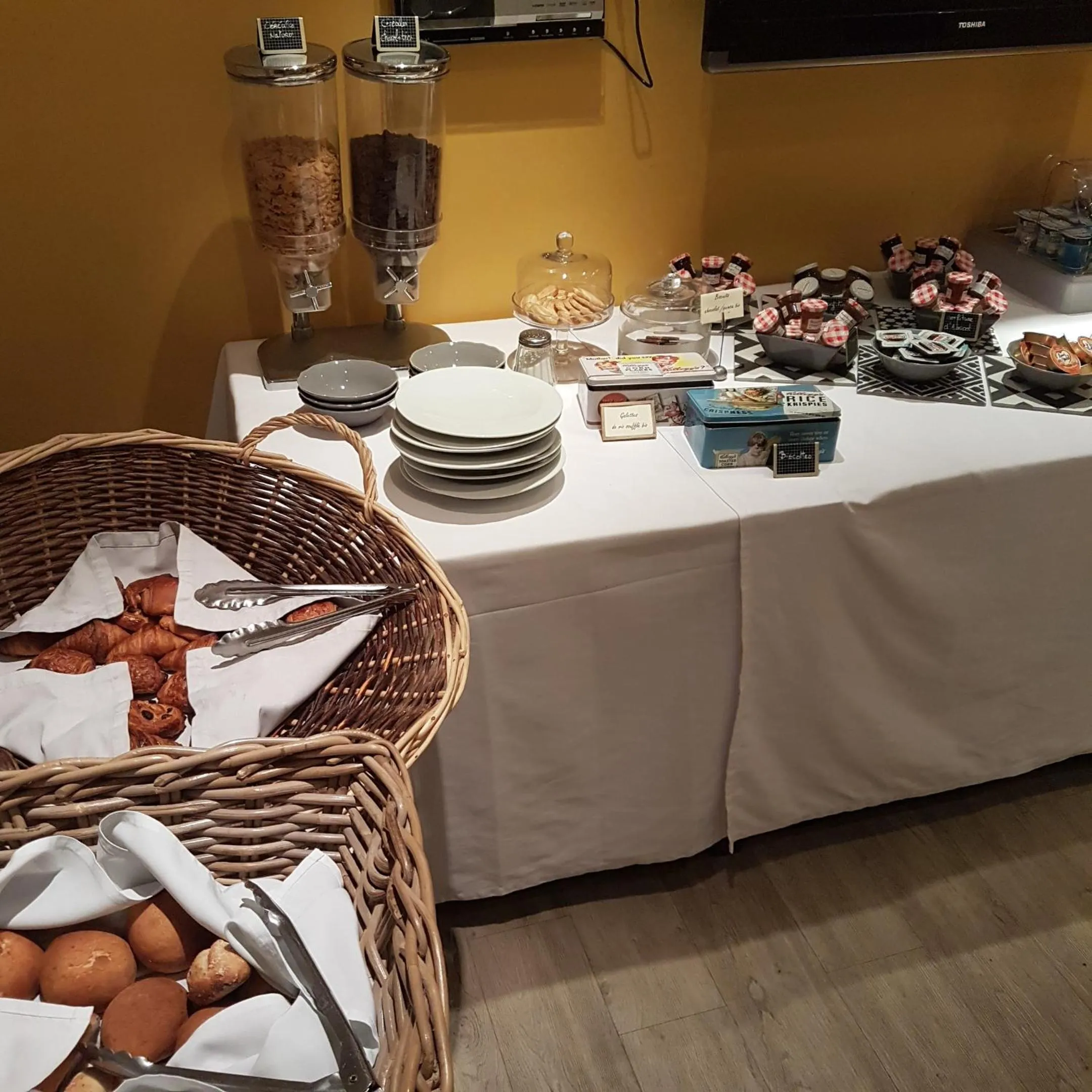 Breakfast in Logis Hôtel La Magnanerie - Côté Bistro