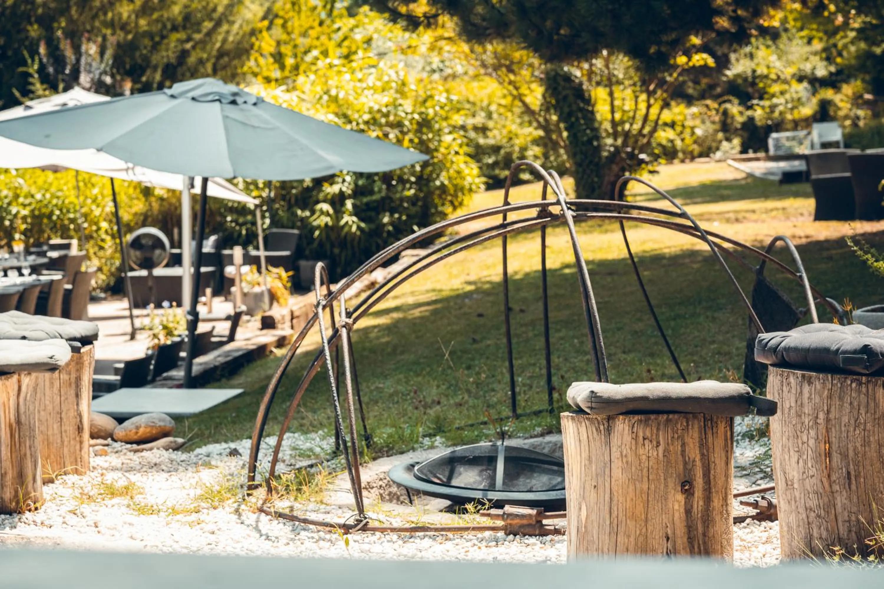 Patio in Logis Hôtel La Magnanerie - Côté Bistro