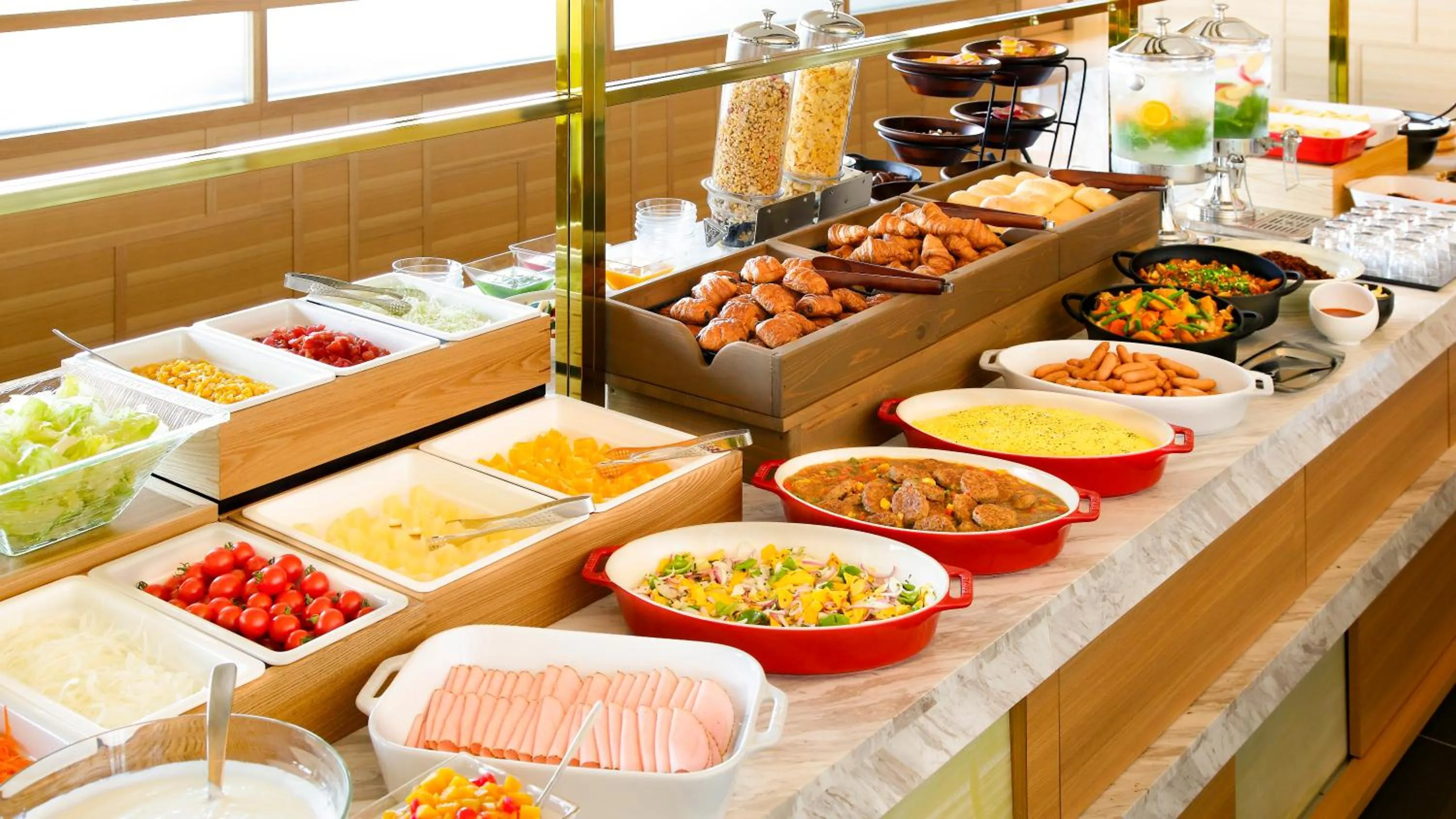 Buffet breakfast in Candeo Hotels Tokyo Shimbashi