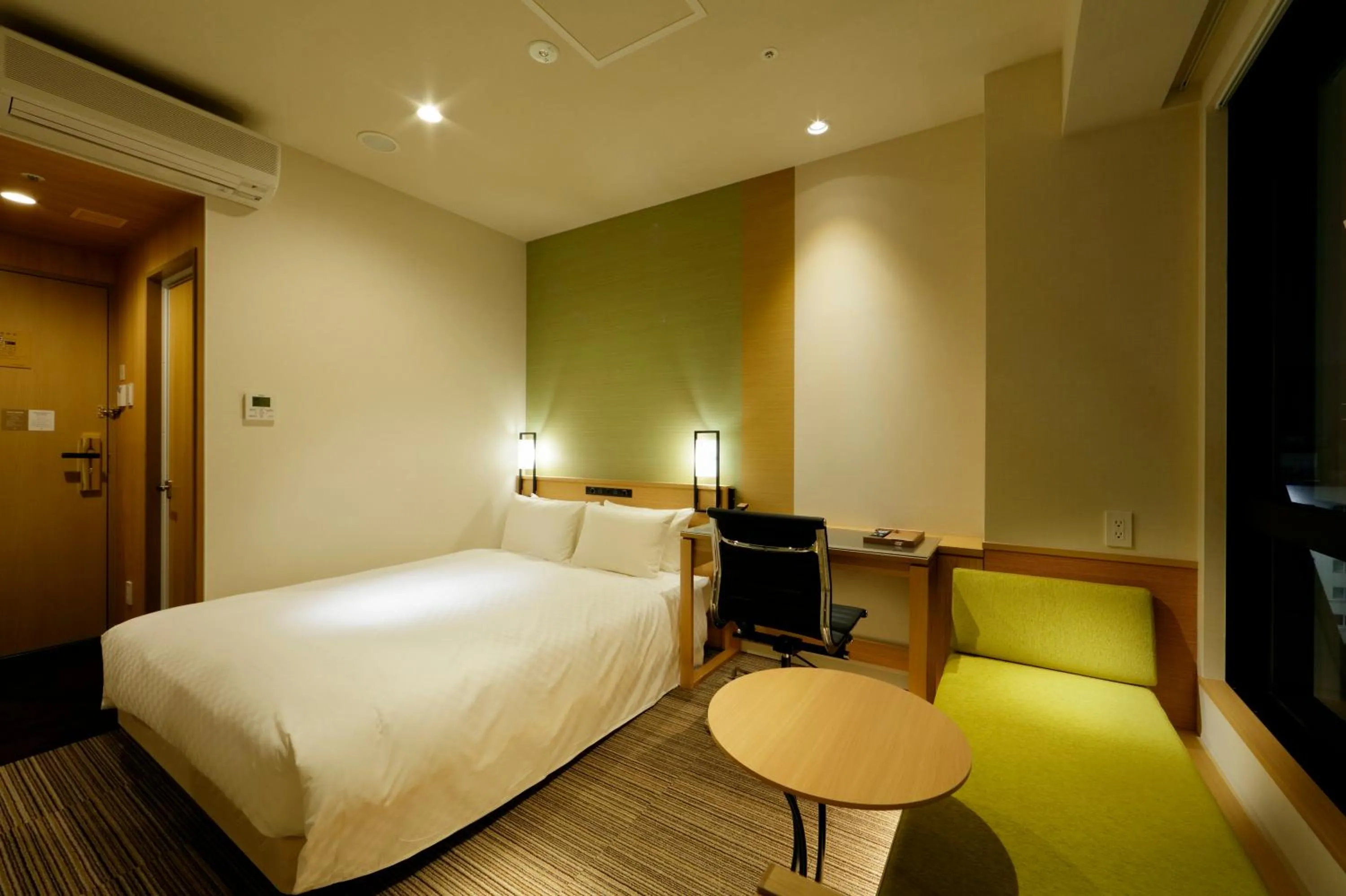 Photo of the whole room, Bed in Candeo Hotels Tokyo Shimbashi