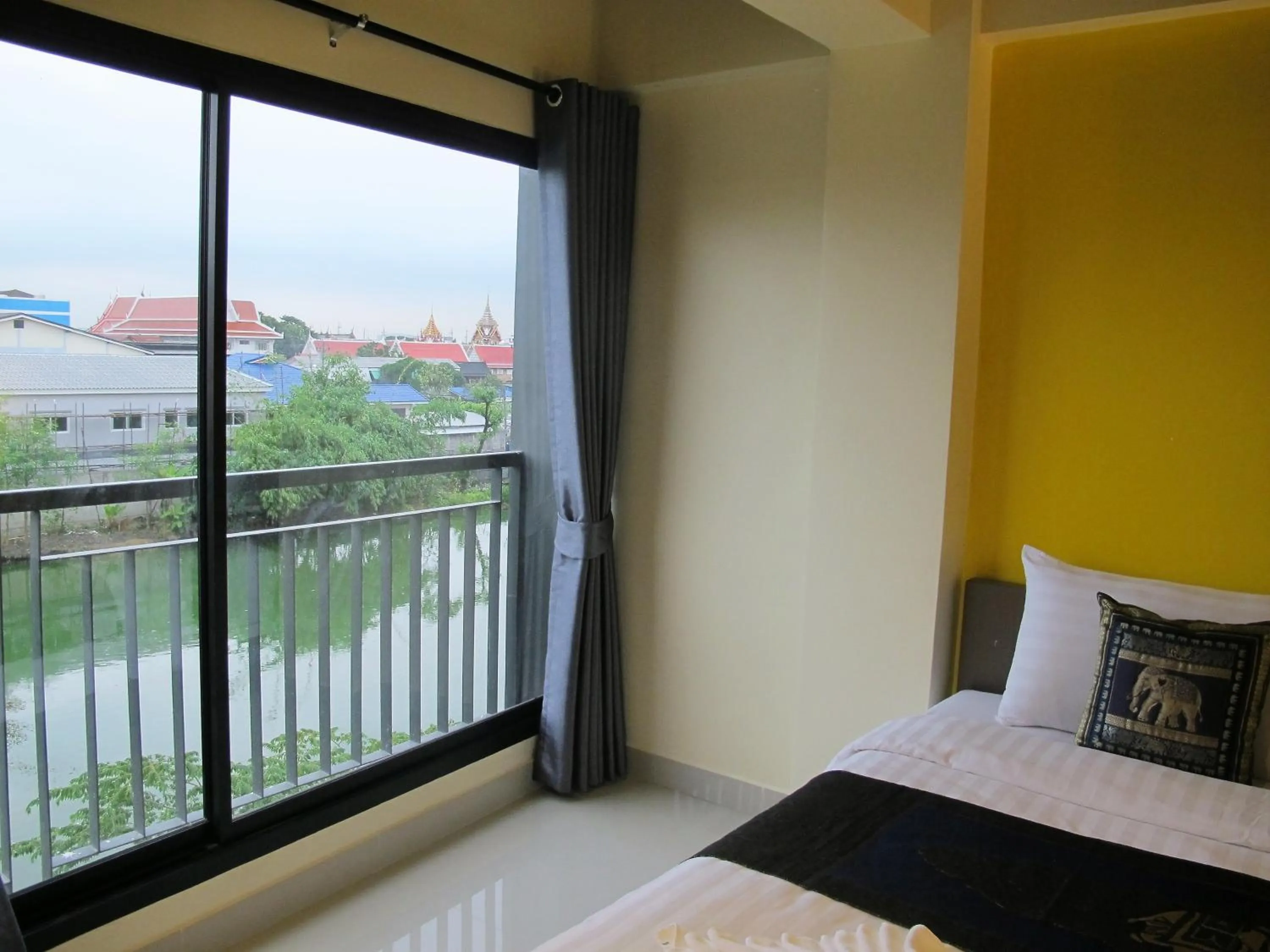 Bed in Suvarnabhumi Oriental Resort