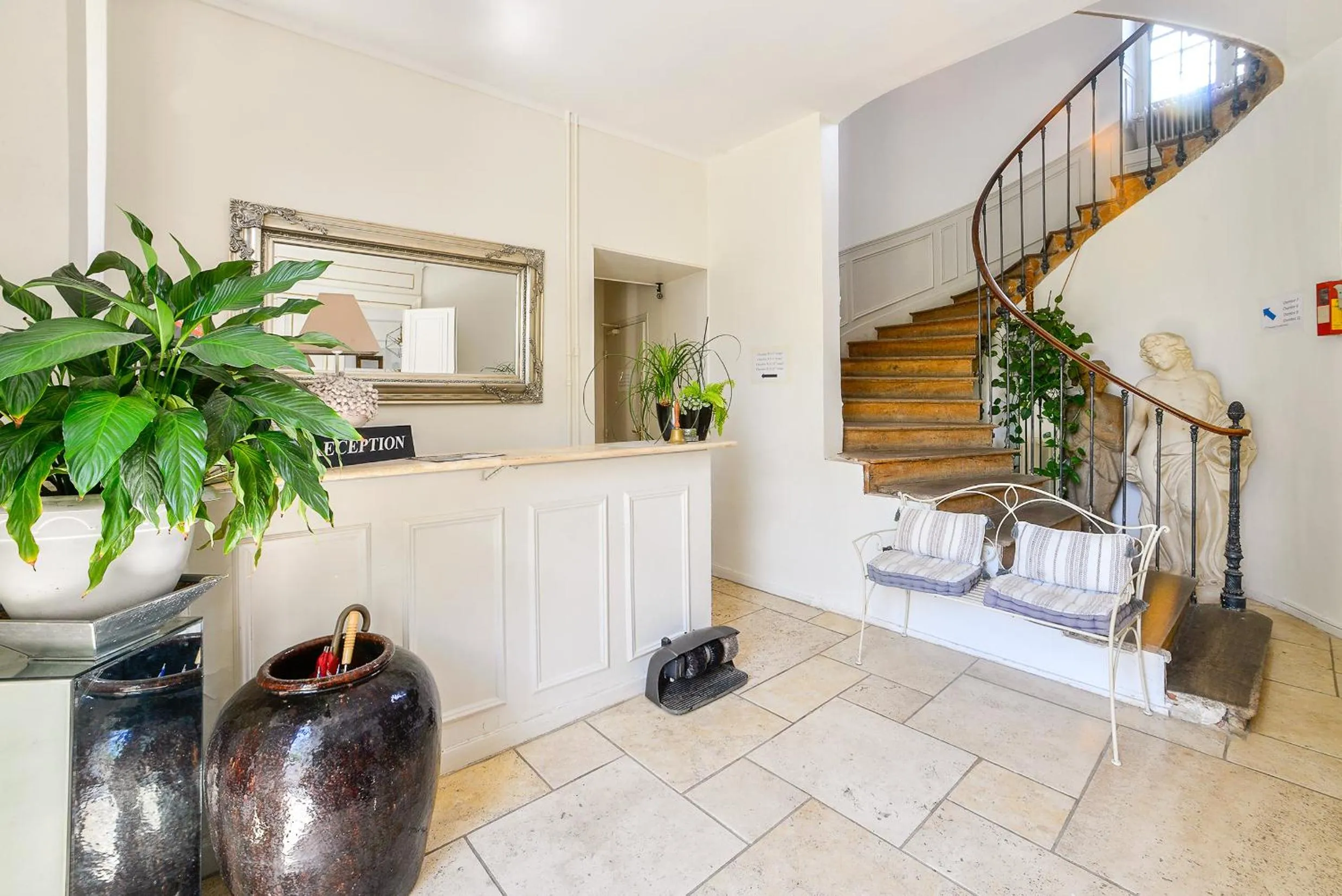 Lobby or reception in Hôtellerie Nouvelle de Villemartin