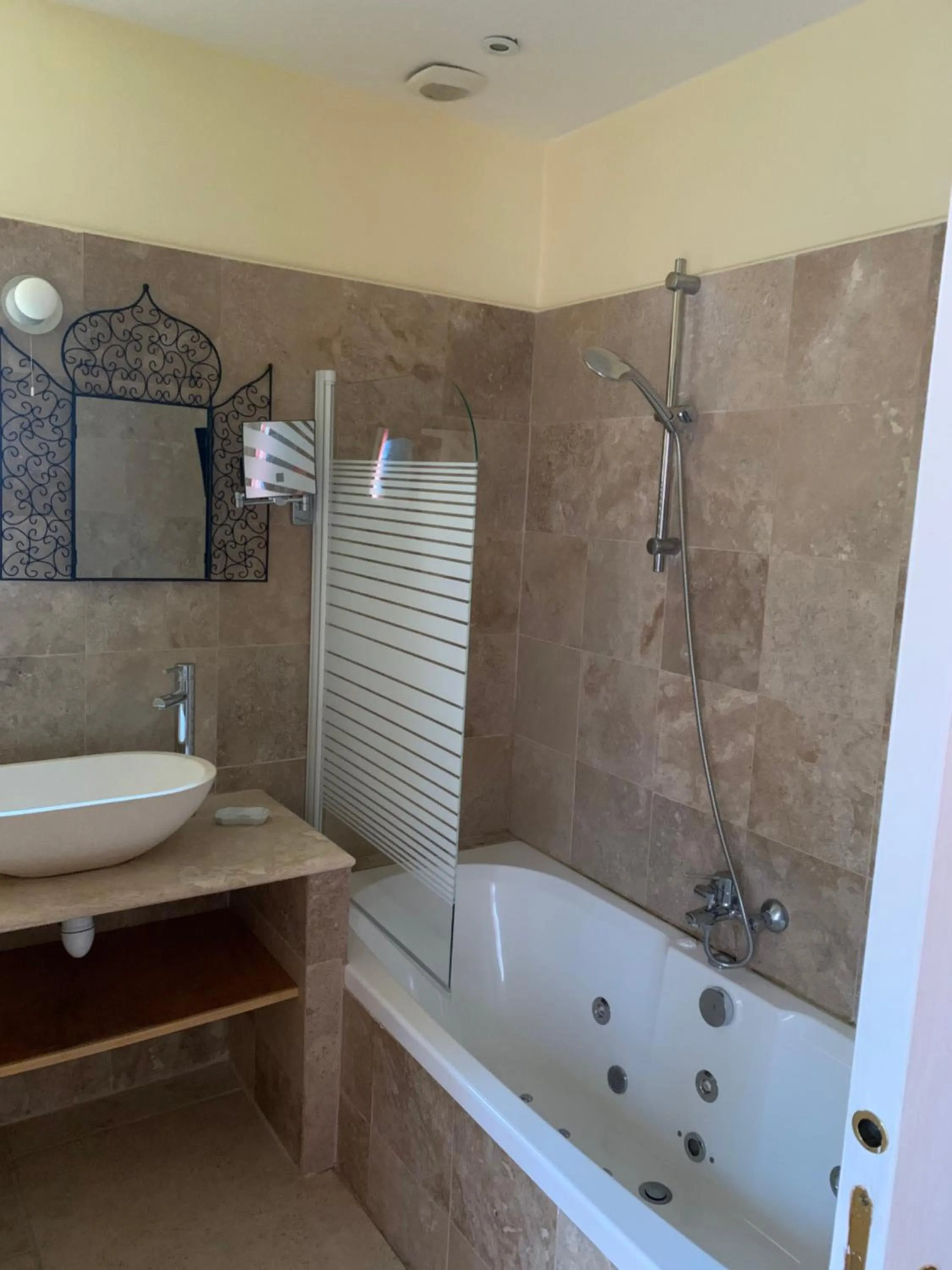 Bath in Hôtellerie Nouvelle de Villemartin