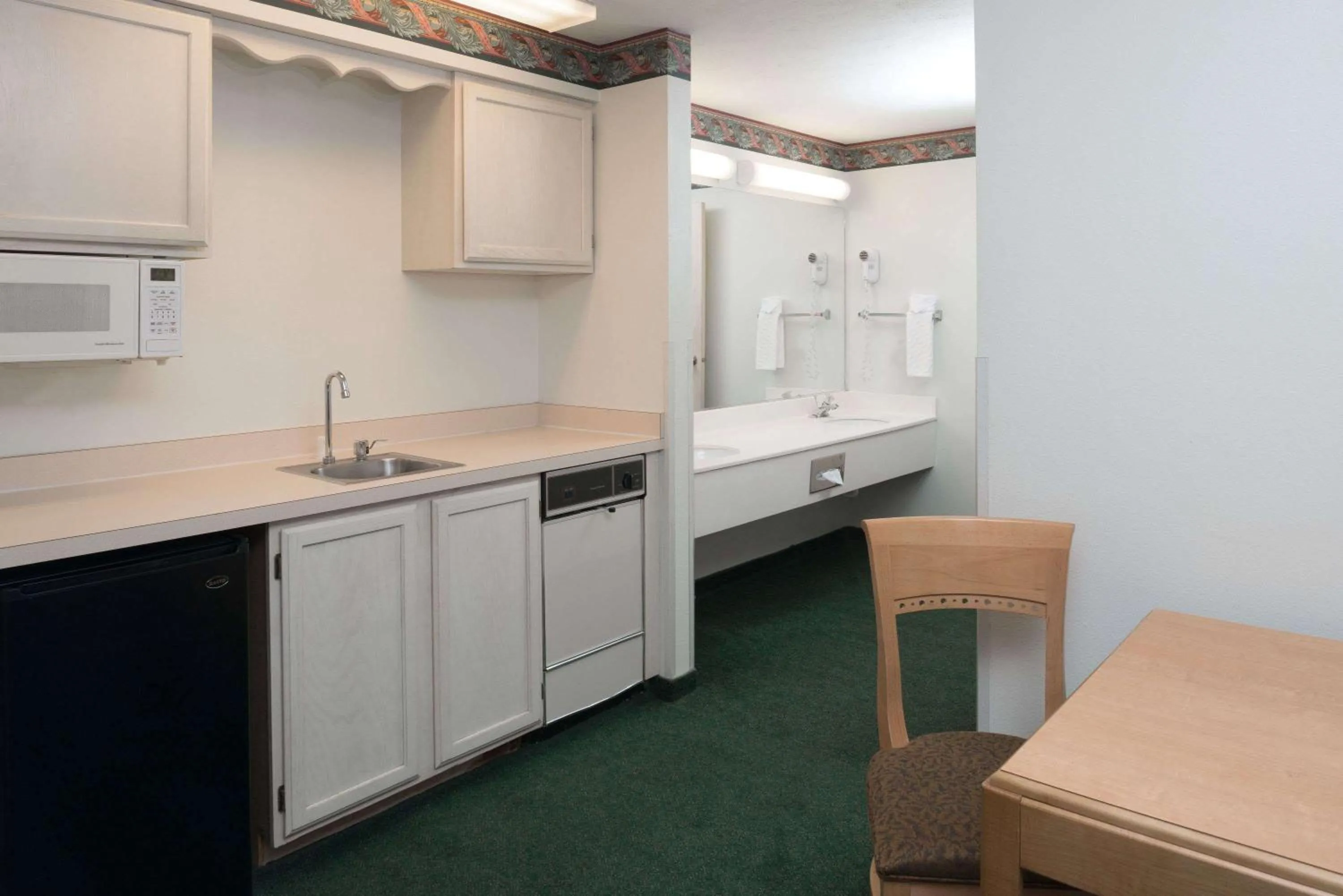 Photo of the whole room in Baymont by Wyndham Coeur D Alene