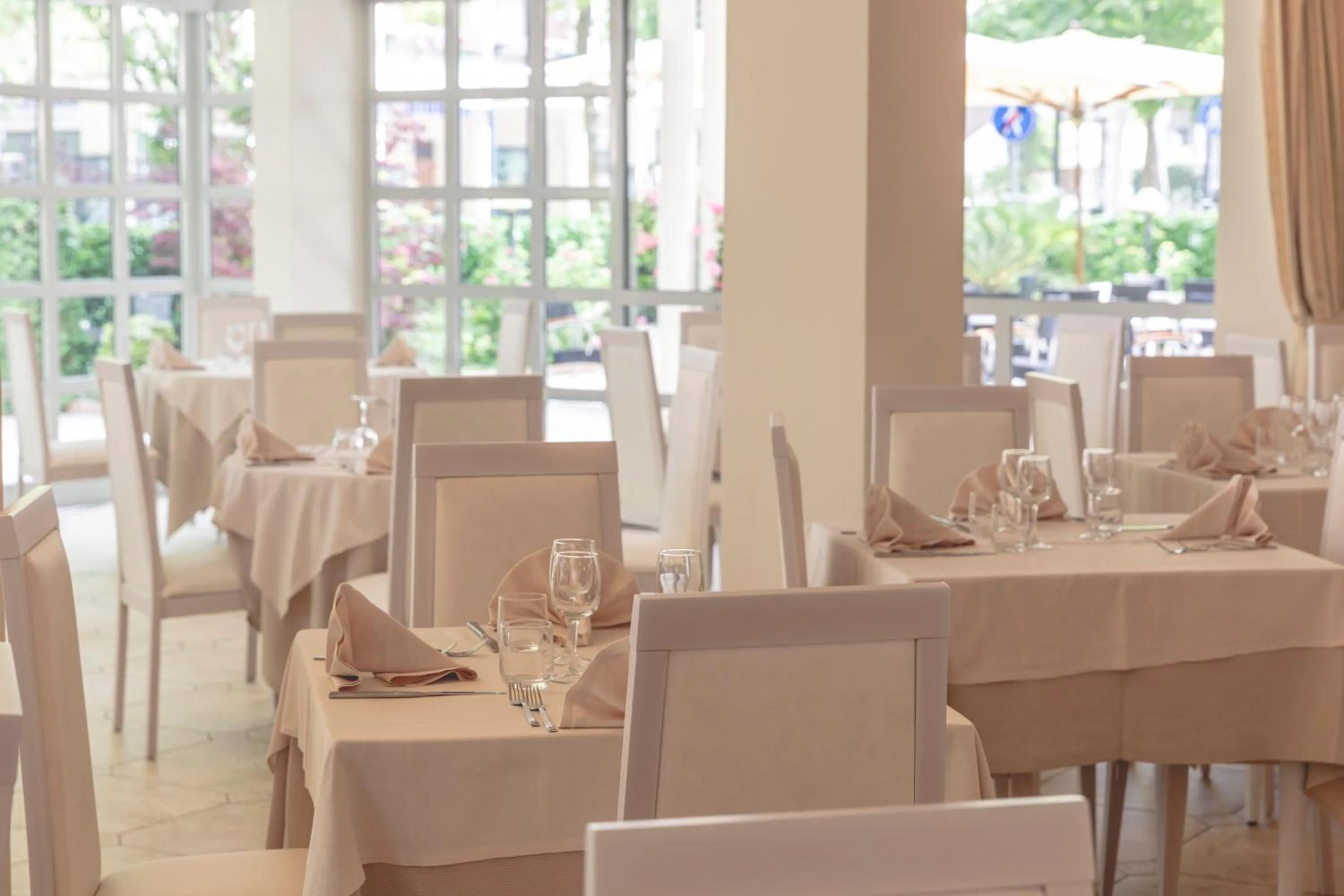 Restaurant/places to eat in Hotel Athena