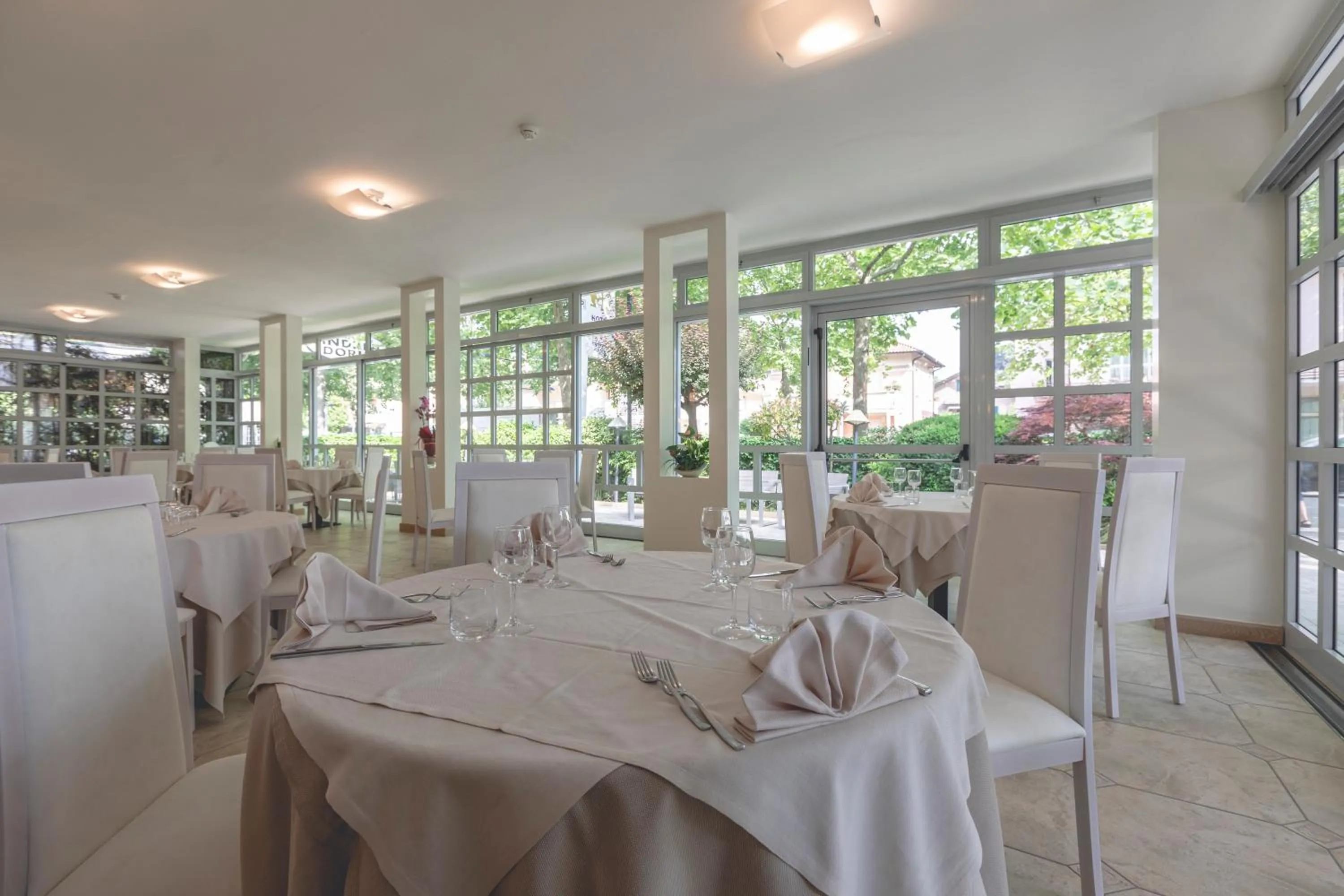 Restaurant/places to eat in Hotel Athena